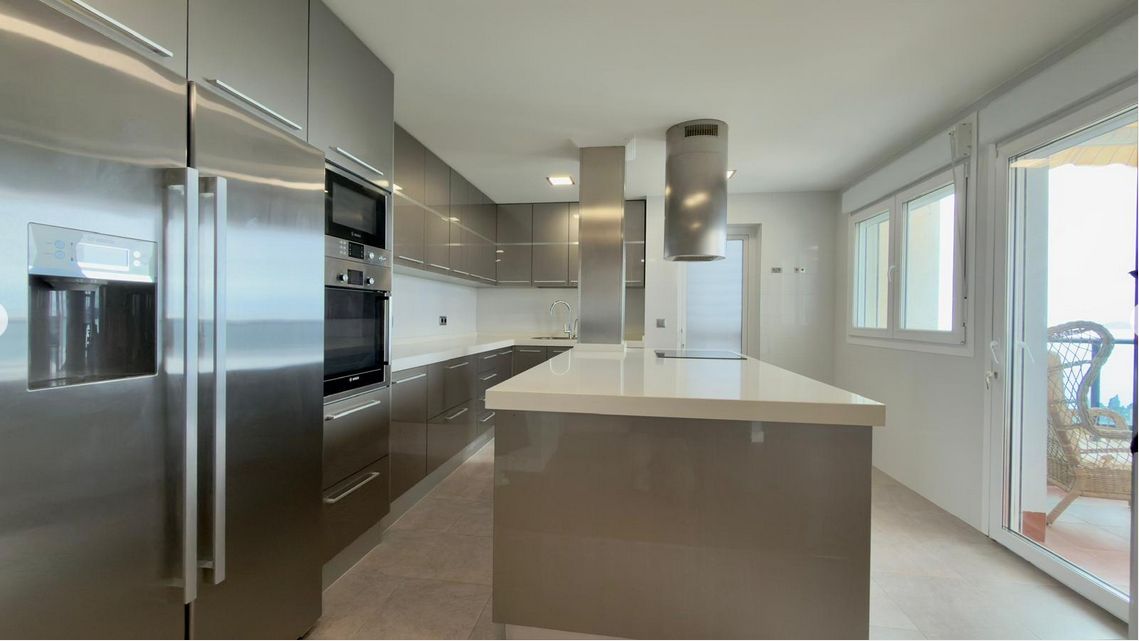 Luxury penthouse on the seafront with 4 bedrooms and a large solarium in Playa del Torres, Villajoyosa