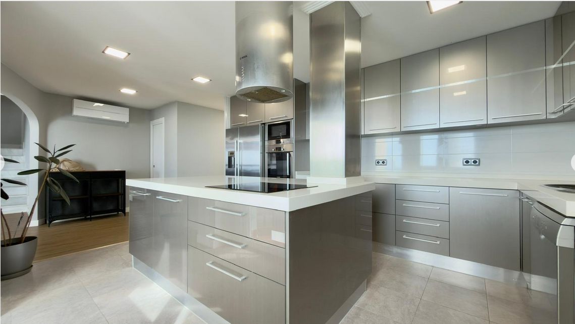 Luxury penthouse on the seafront with 4 bedrooms and a large solarium in Playa del Torres, Villajoyosa