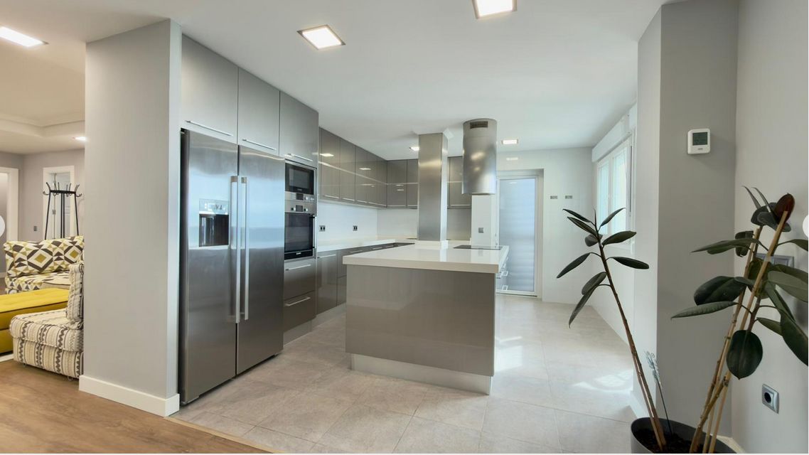 Luxury penthouse on the seafront with 4 bedrooms and a large solarium in Playa del Torres, Villajoyosa