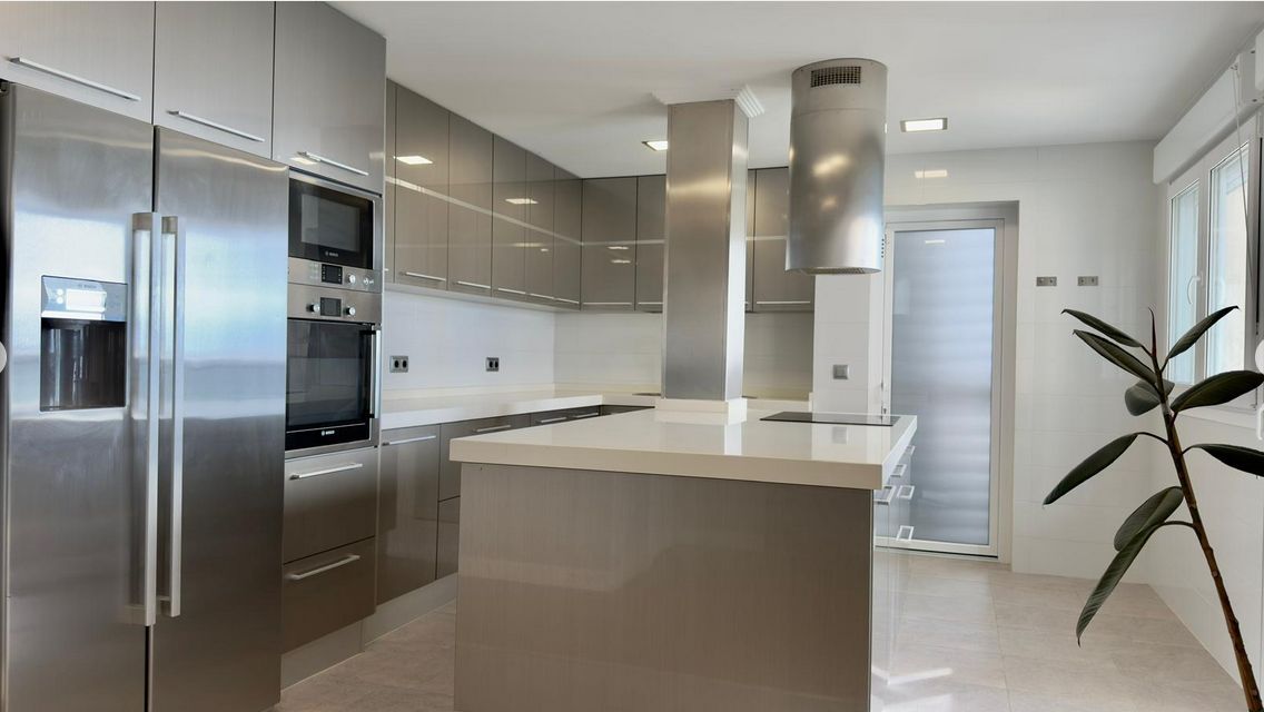 Luxury penthouse on the seafront with 4 bedrooms and a large solarium in Playa del Torres, Villajoyosa