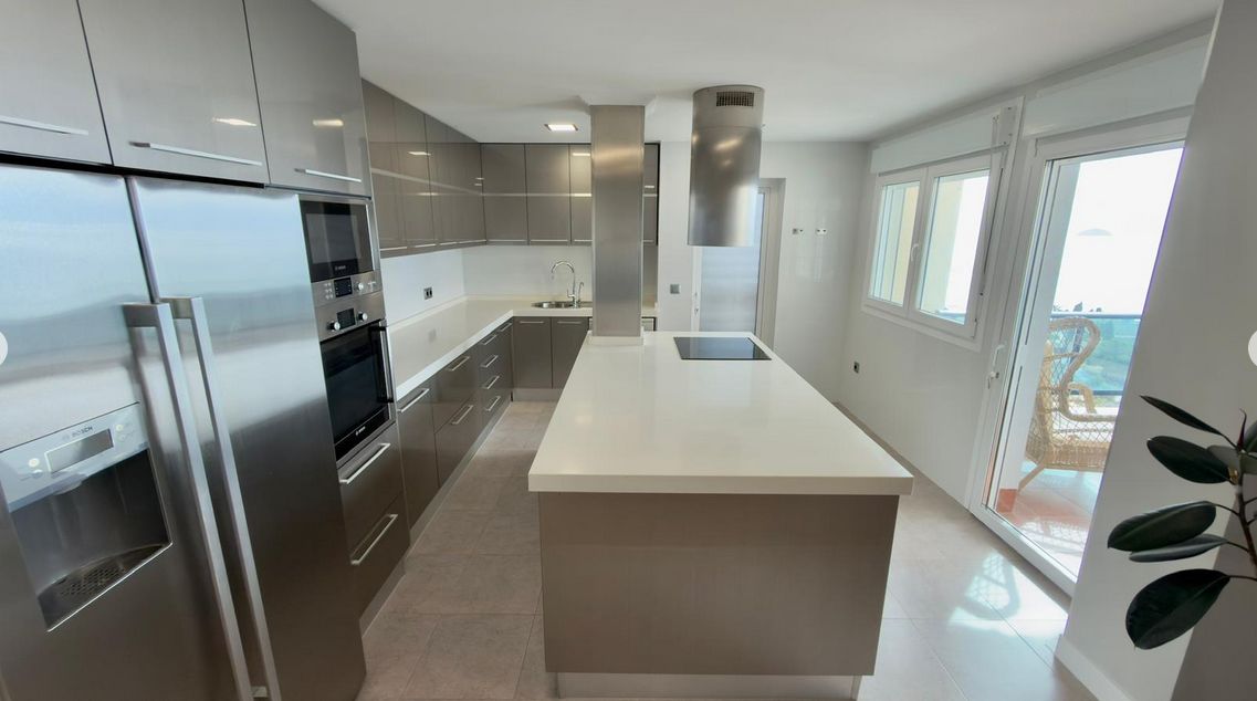 Luxury penthouse on the seafront with 4 bedrooms and a large solarium in Playa del Torres, Villajoyosa