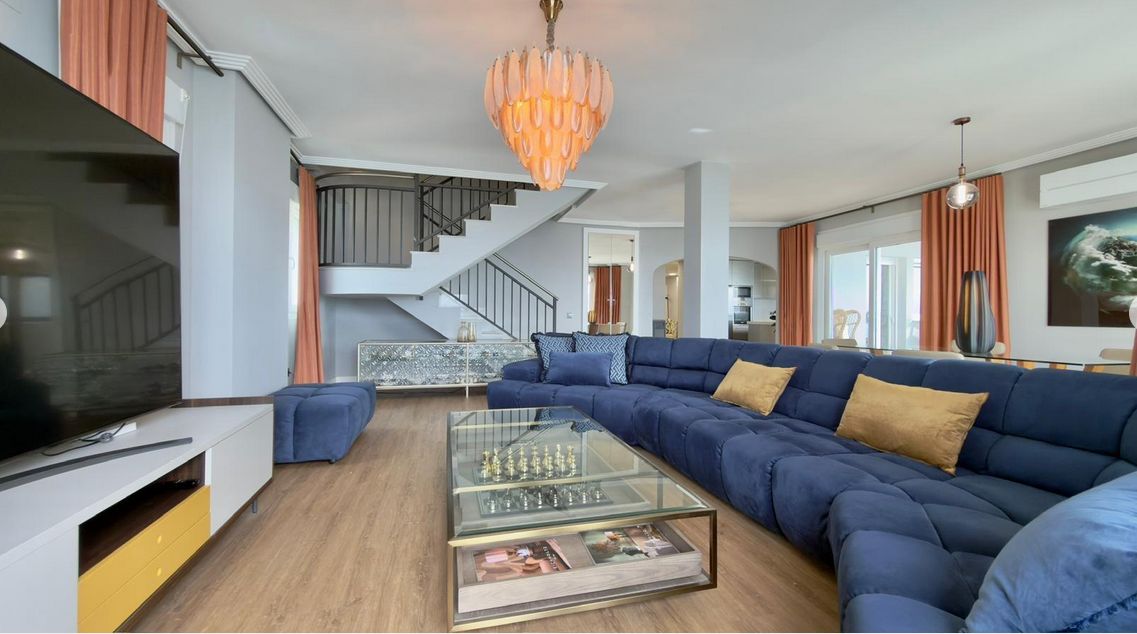 Luxury penthouse on the seafront with 4 bedrooms and a large solarium in Playa del Torres, Villajoyosa