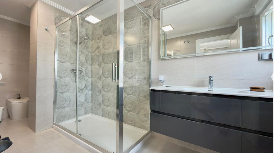 Luxury penthouse on the seafront with 4 bedrooms and a large solarium in Playa del Torres, Villajoyosa