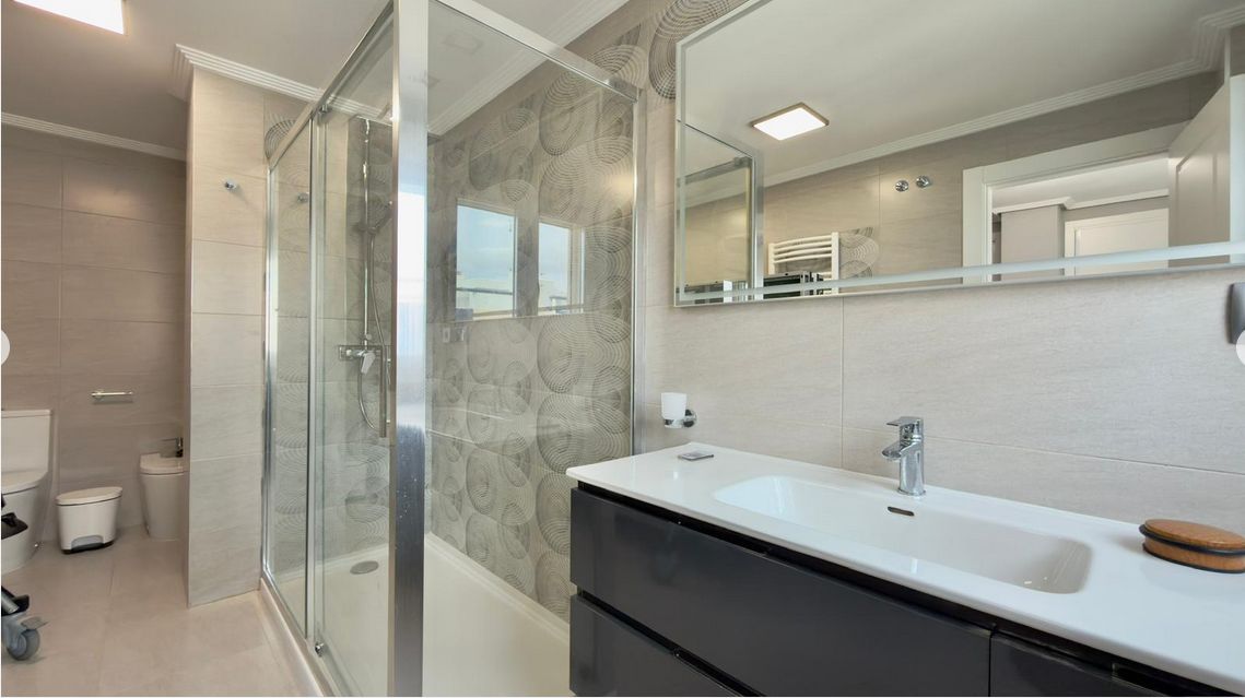 Luxury penthouse on the seafront with 4 bedrooms and a large solarium in Playa del Torres, Villajoyosa