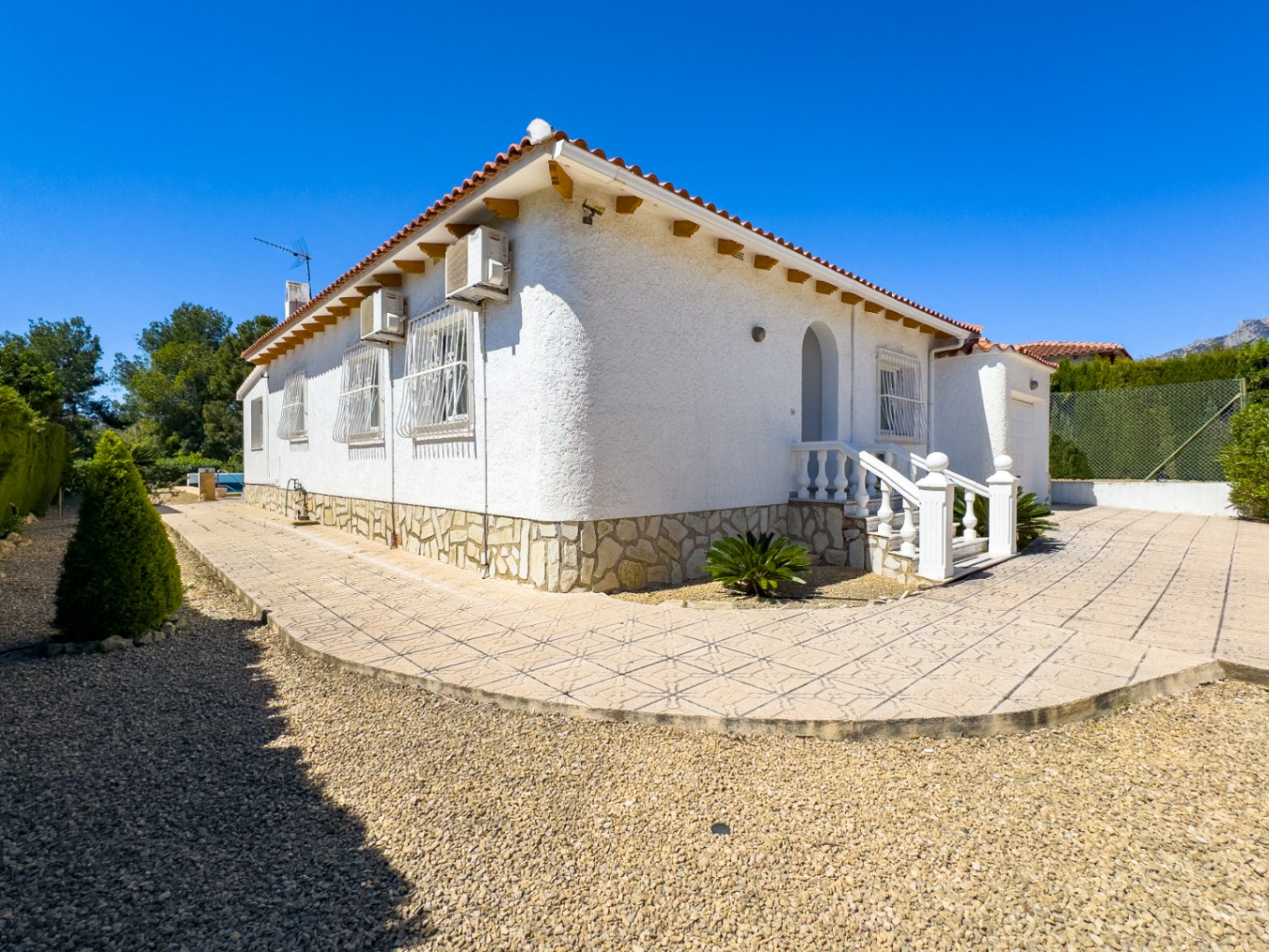 Villa de style méditerranéen avec 3 chambres de plain-pied et piscine à La Nucia