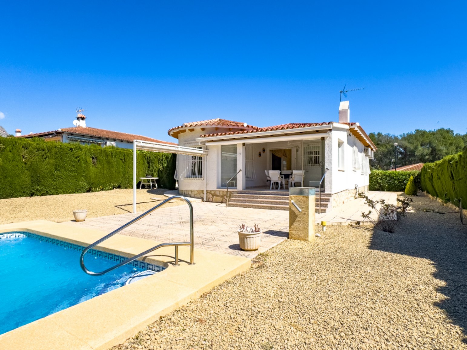 Villa de style méditerranéen avec 3 chambres de plain-pied et piscine à La Nucia