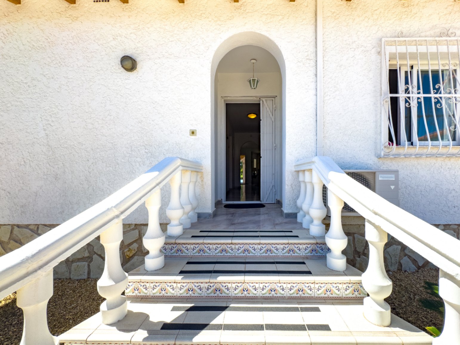 Villa de style méditerranéen avec 3 chambres de plain-pied et piscine à La Nucia