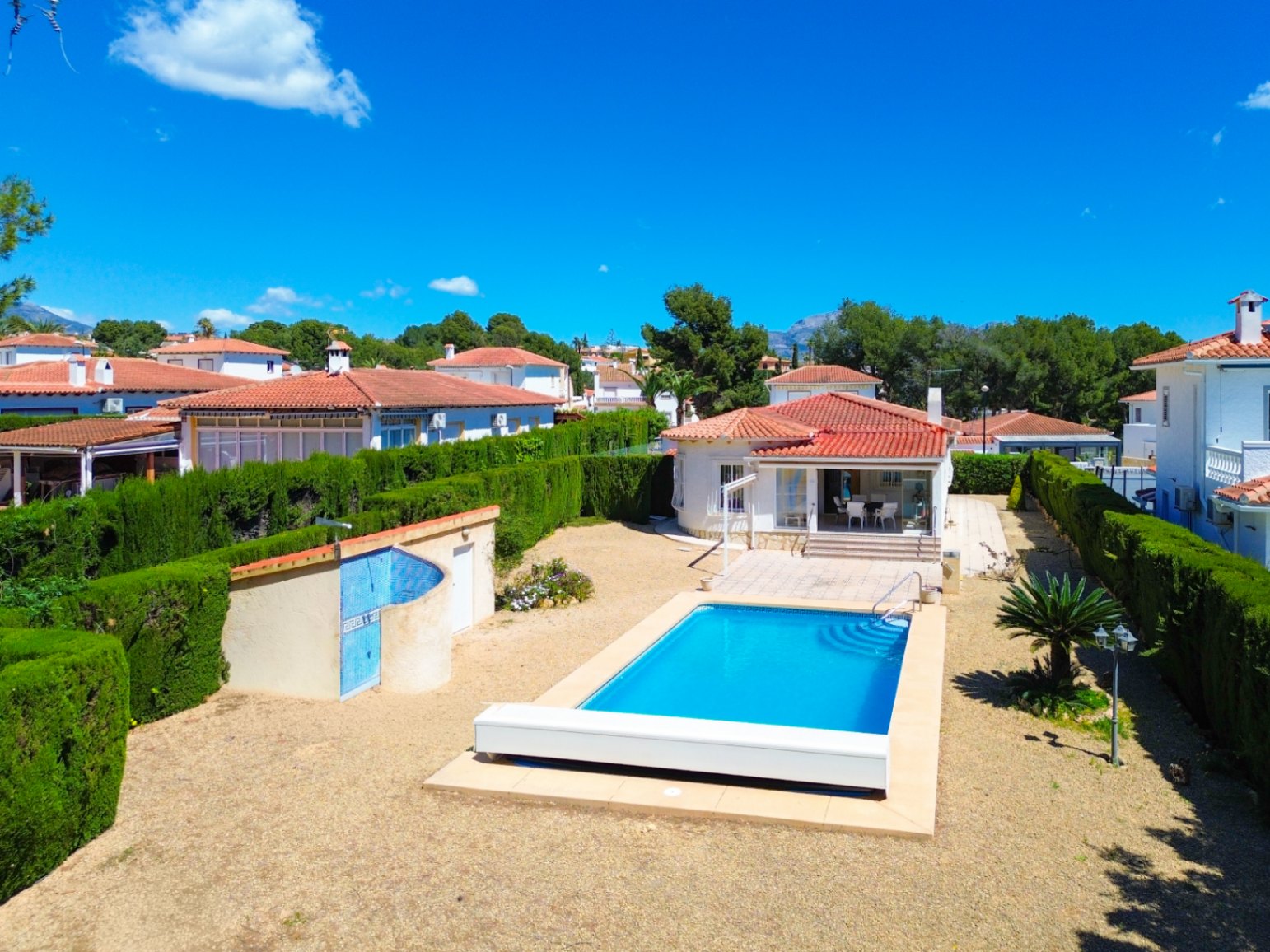 Villa de style méditerranéen avec 3 chambres de plain-pied et piscine à La Nucia