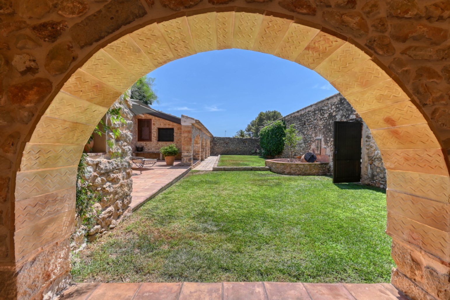 Luxury Traditional Villa for Sale in Jalón/Xaló