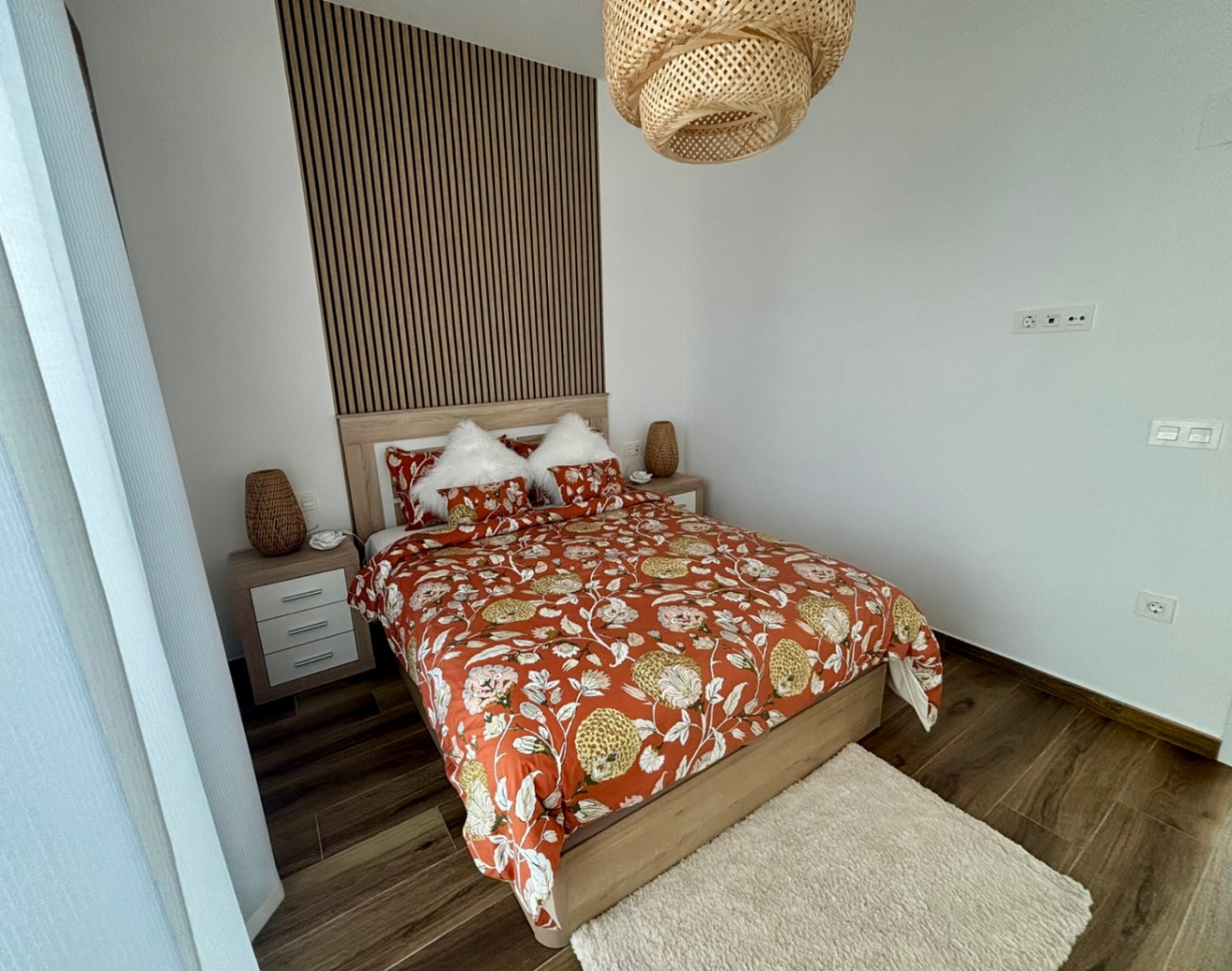 Modern villa for sale with 5 bedrooms in Polop, Alicante.
