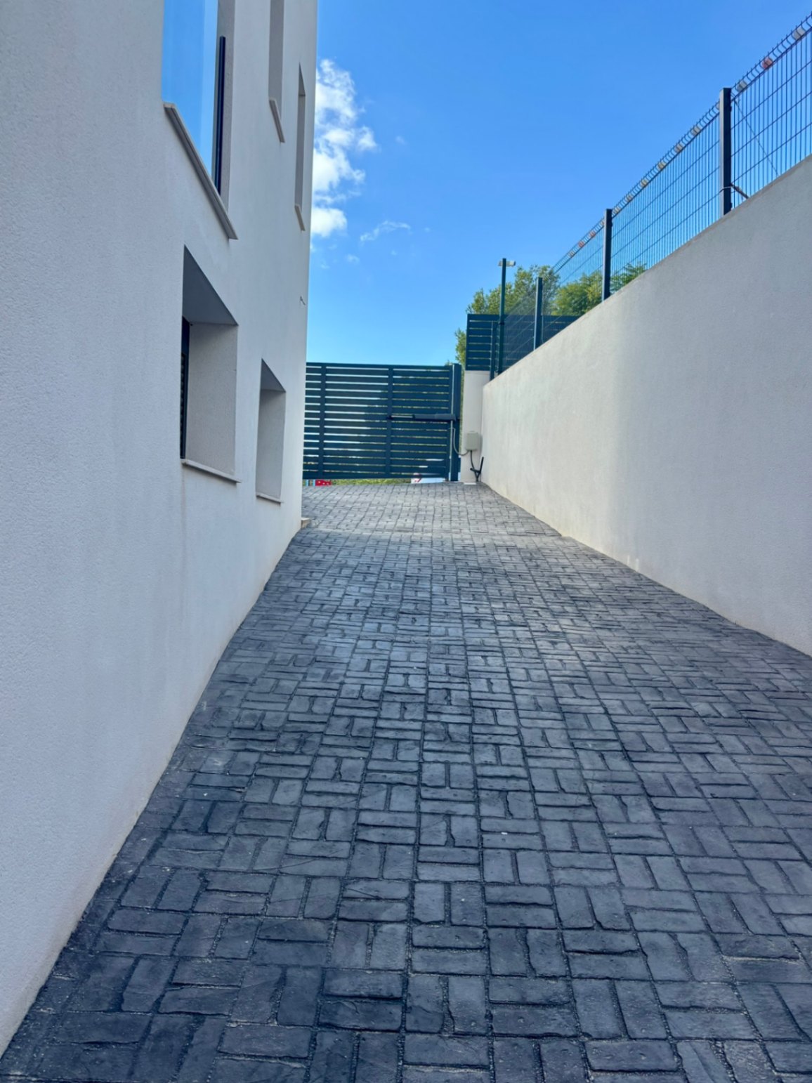 Modern villa for sale with 5 bedrooms in Polop, Alicante.