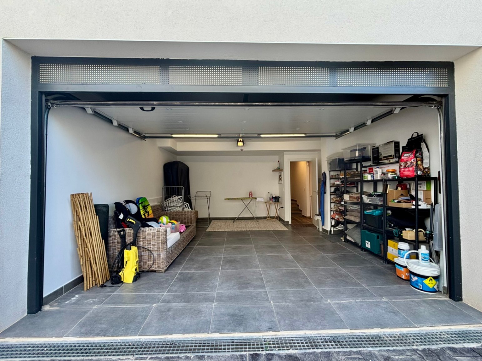 Modern villa for sale with 5 bedrooms in Polop, Alicante.