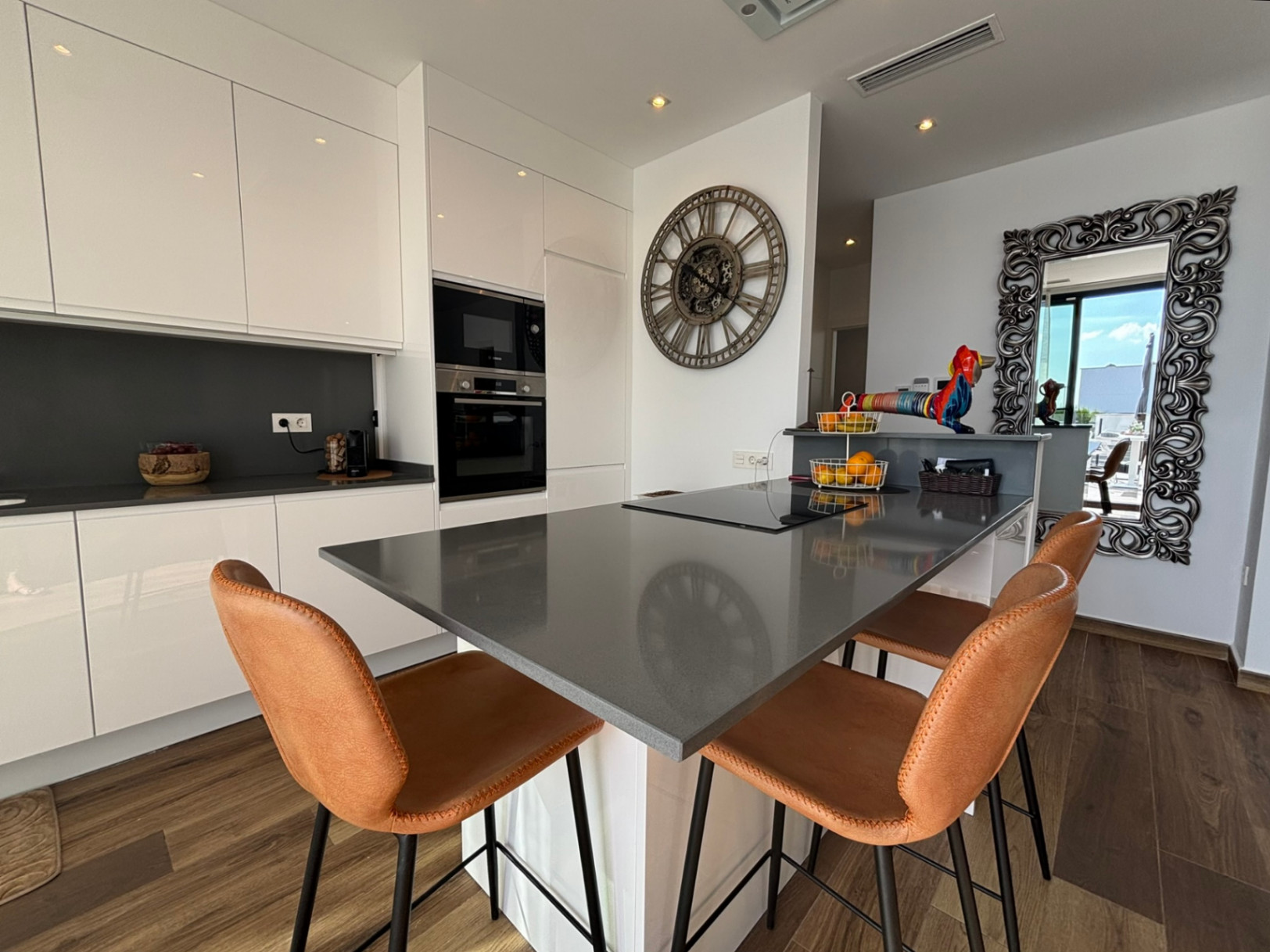 Modern villa for sale with 5 bedrooms in Polop, Alicante.