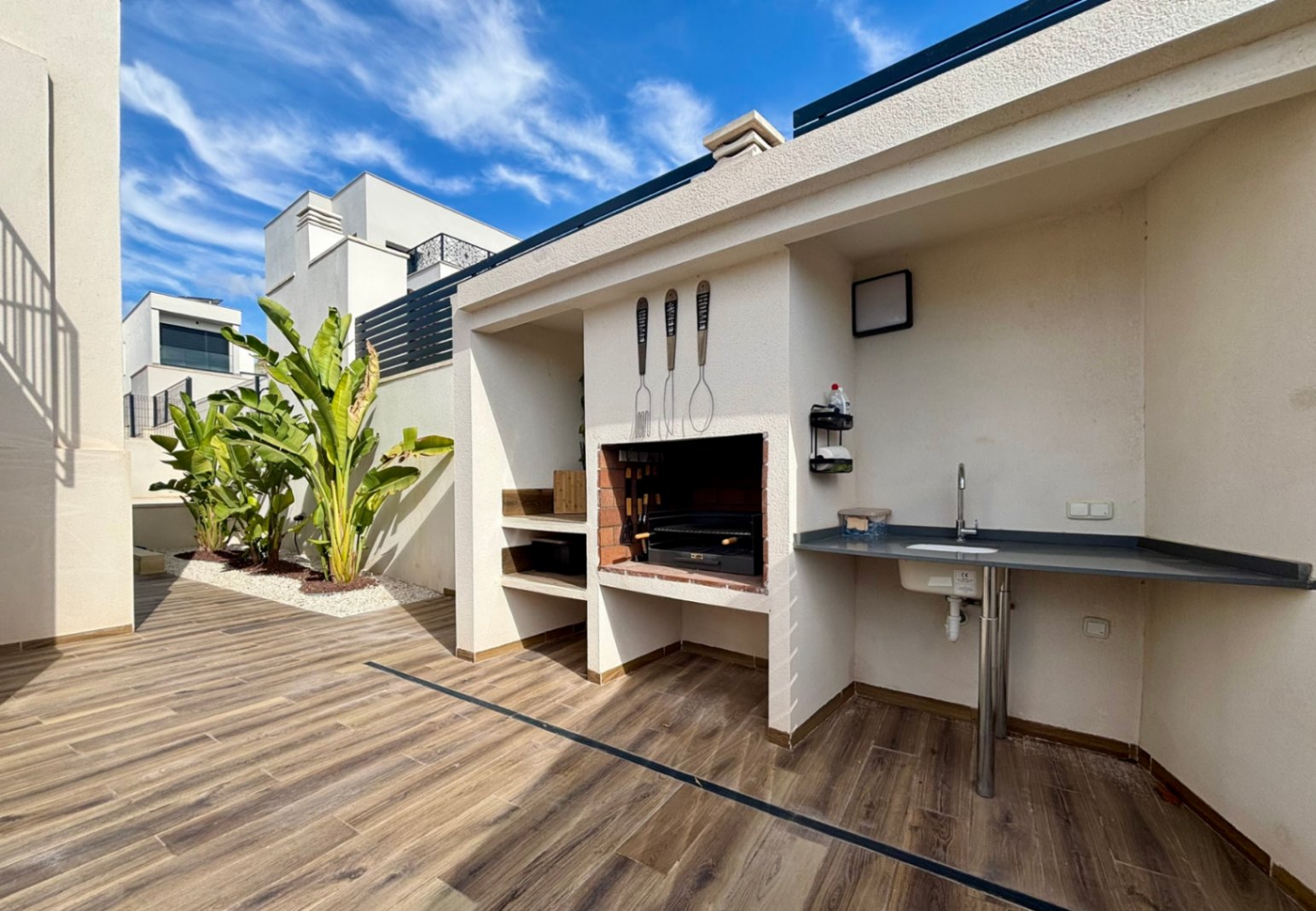 Modern villa for sale with 5 bedrooms in Polop, Alicante.