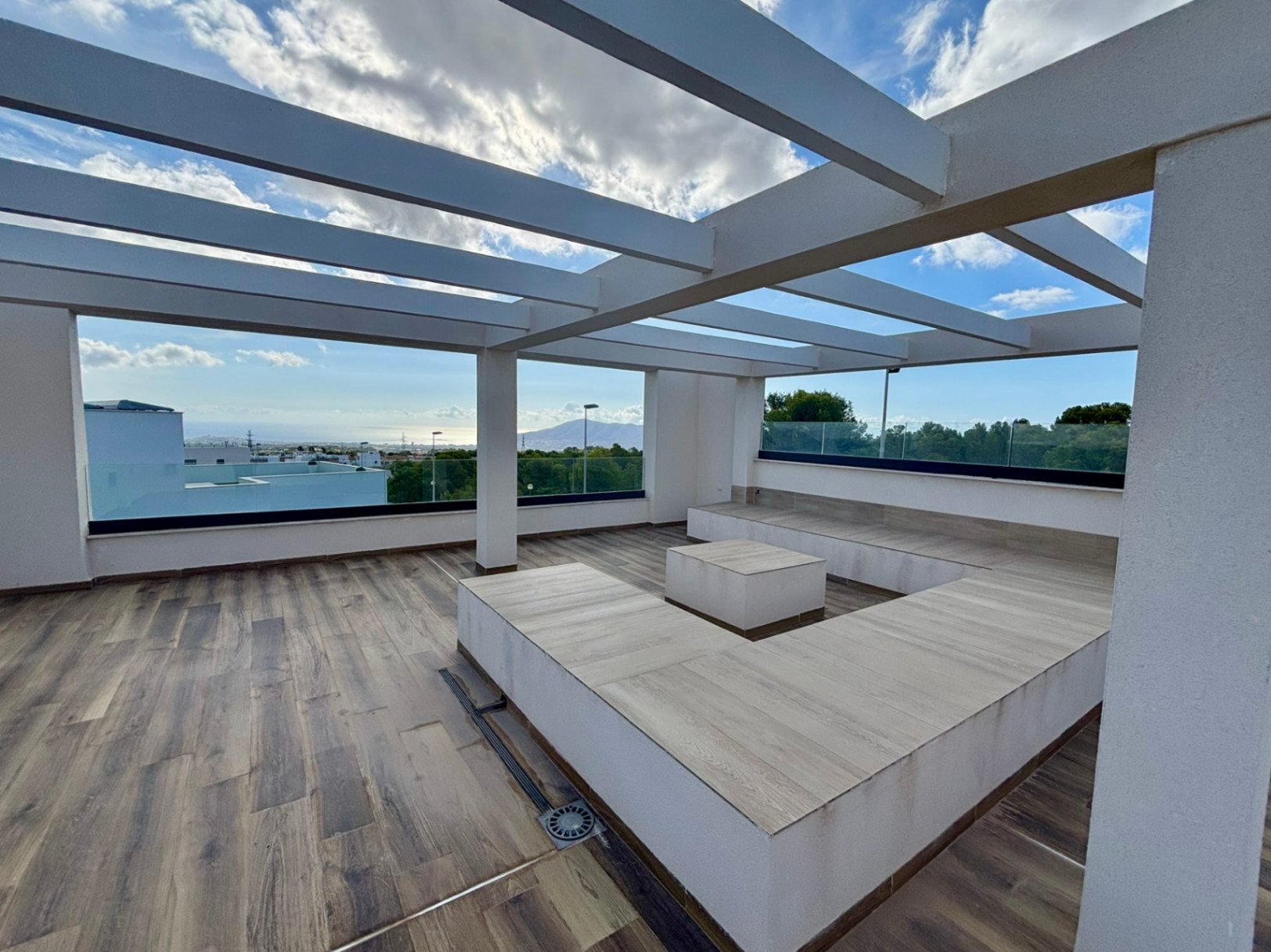 Modern villa for sale with 5 bedrooms in Polop, Alicante.