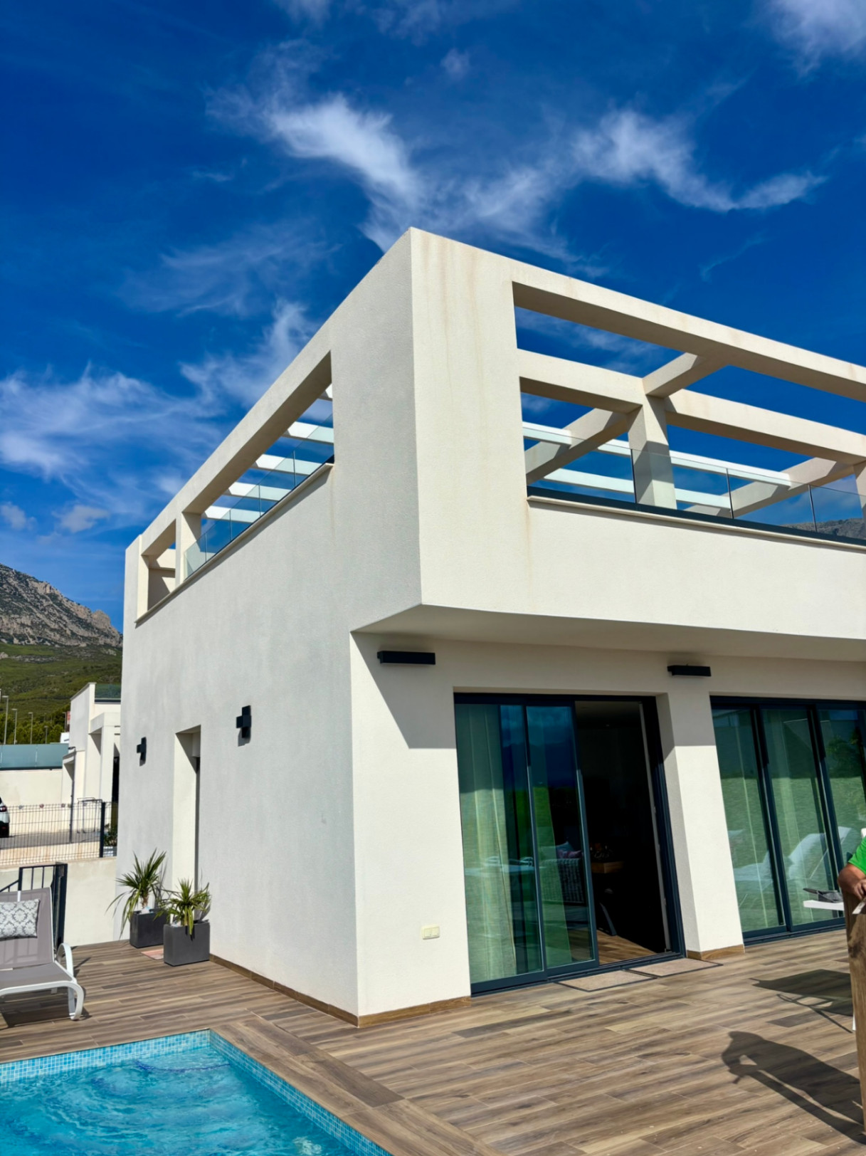Modern villa for sale with 5 bedrooms in Polop, Alicante.