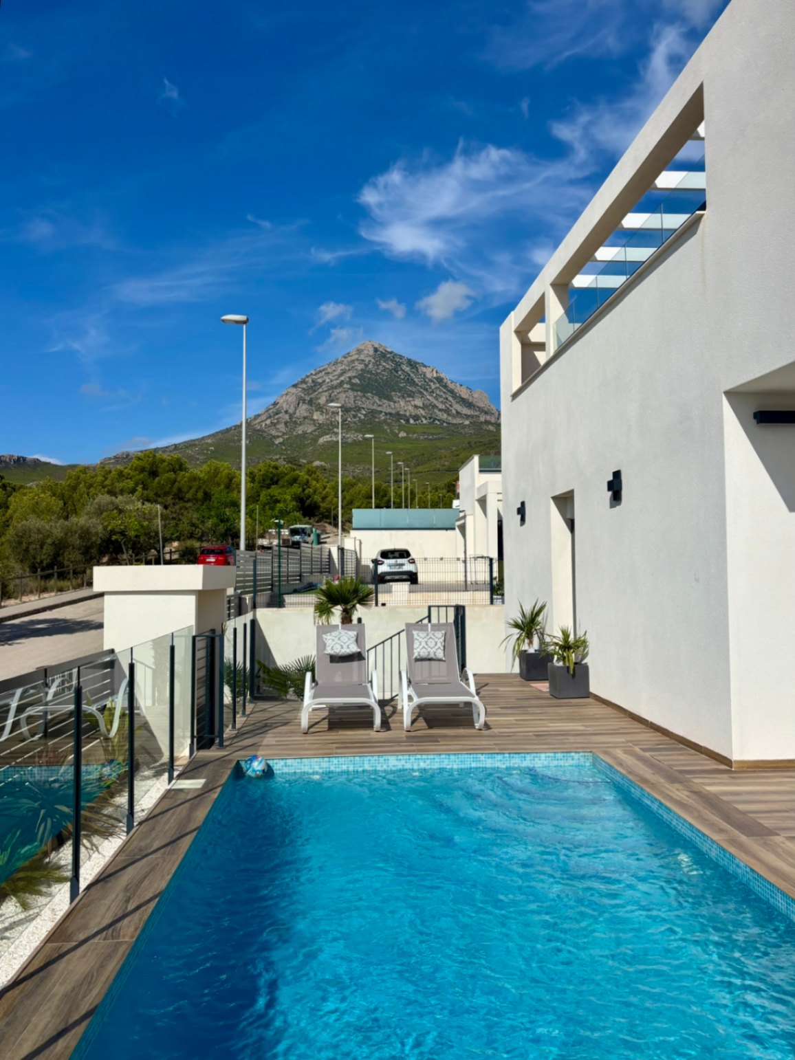 Modern villa for sale with 5 bedrooms in Polop, Alicante.