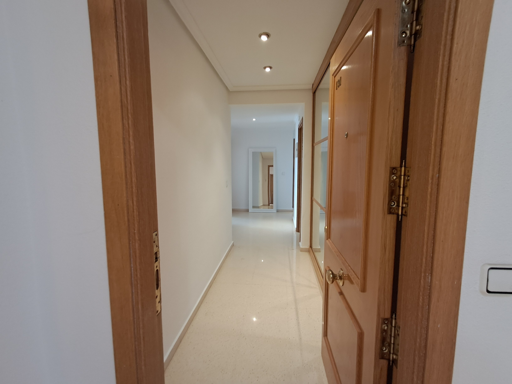 Na sprzedaż apartament z 3 sypialniami i spektakularnym widokiem na plażę Poniente w Benidormie