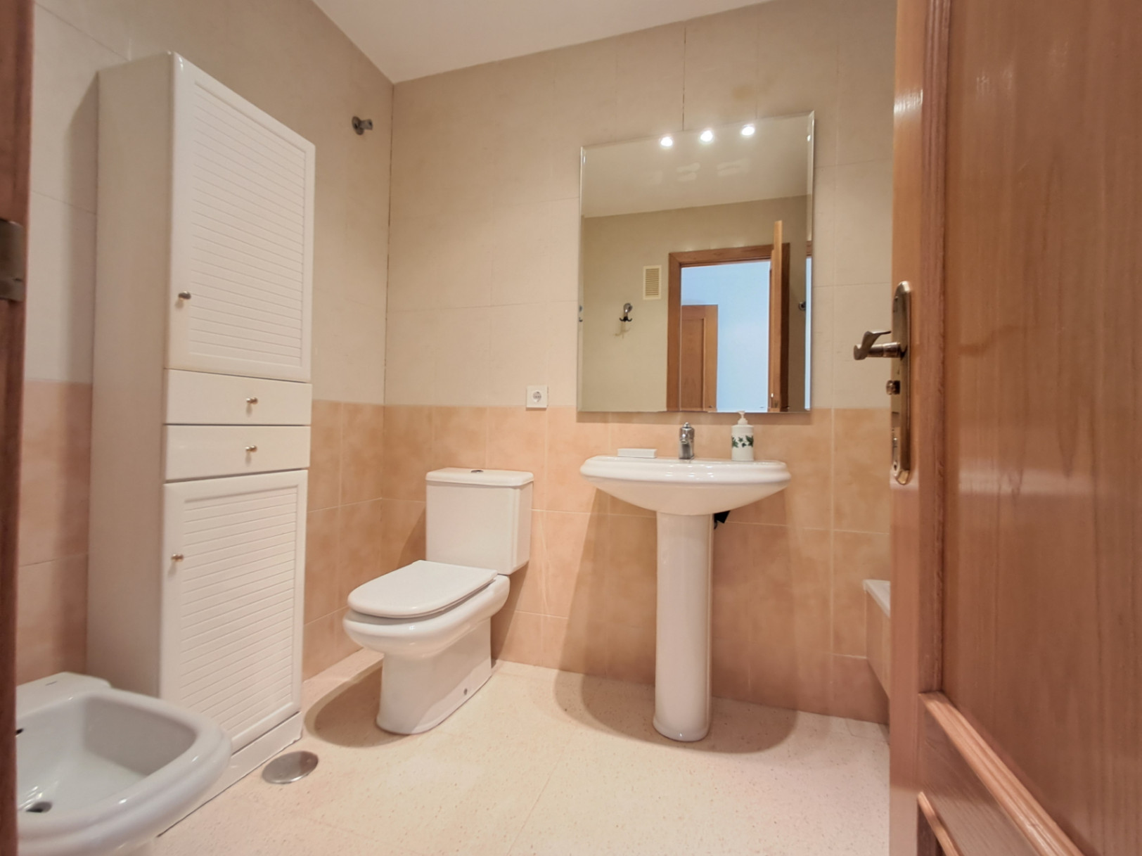 Na sprzedaż apartament z 3 sypialniami i spektakularnym widokiem na plażę Poniente w Benidormie