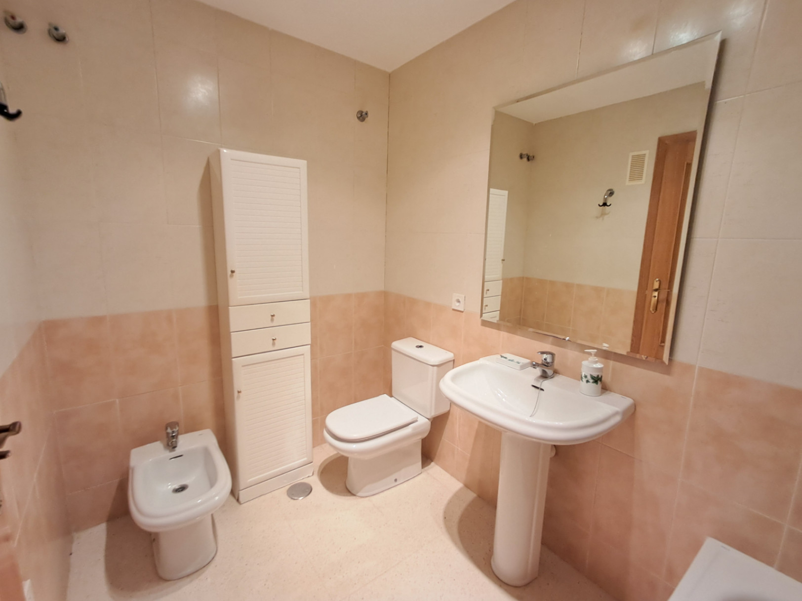 Na sprzedaż apartament z 3 sypialniami i spektakularnym widokiem na plażę Poniente w Benidormie