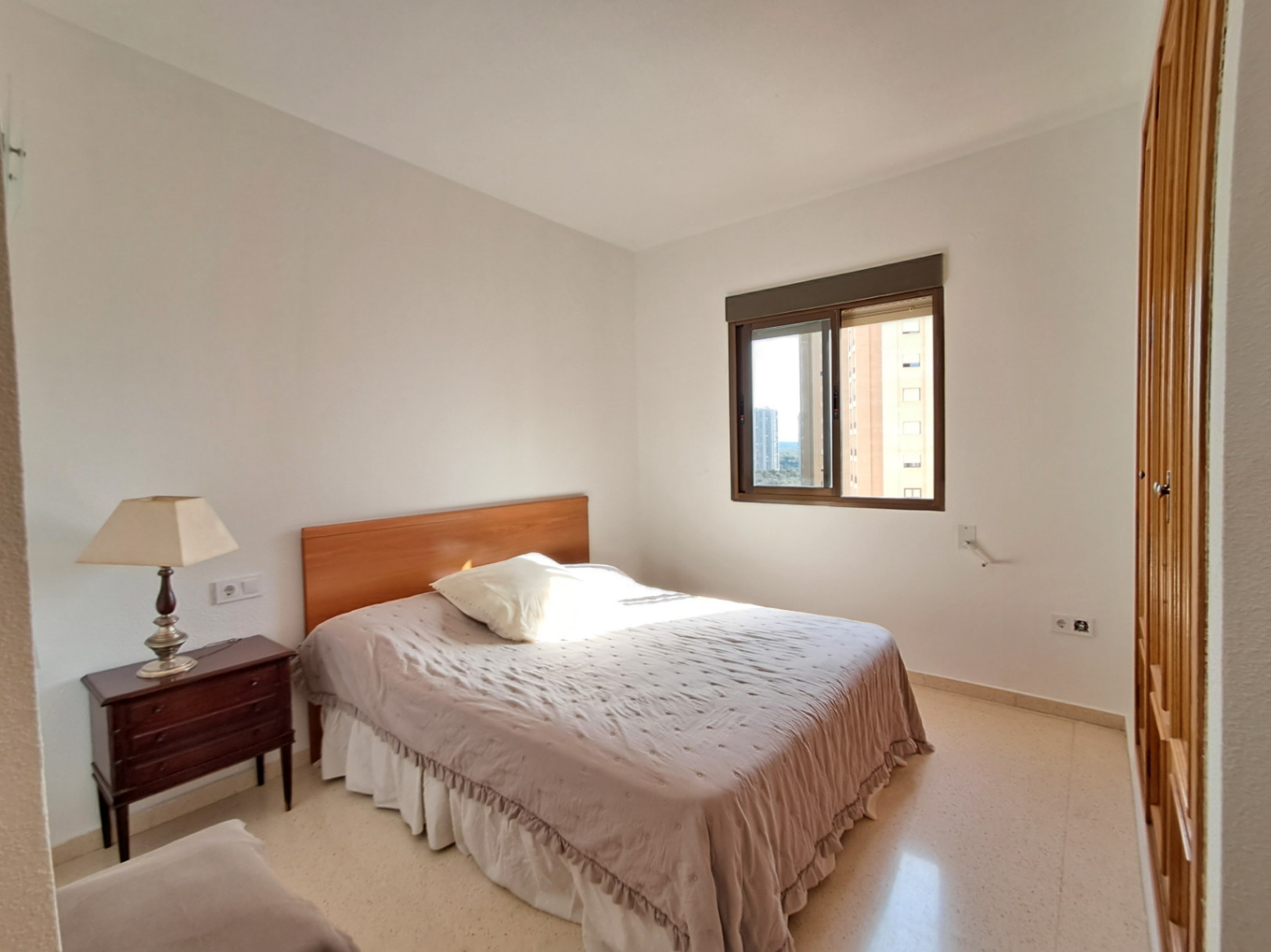 Na sprzedaż apartament z 3 sypialniami i spektakularnym widokiem na plażę Poniente w Benidormie
