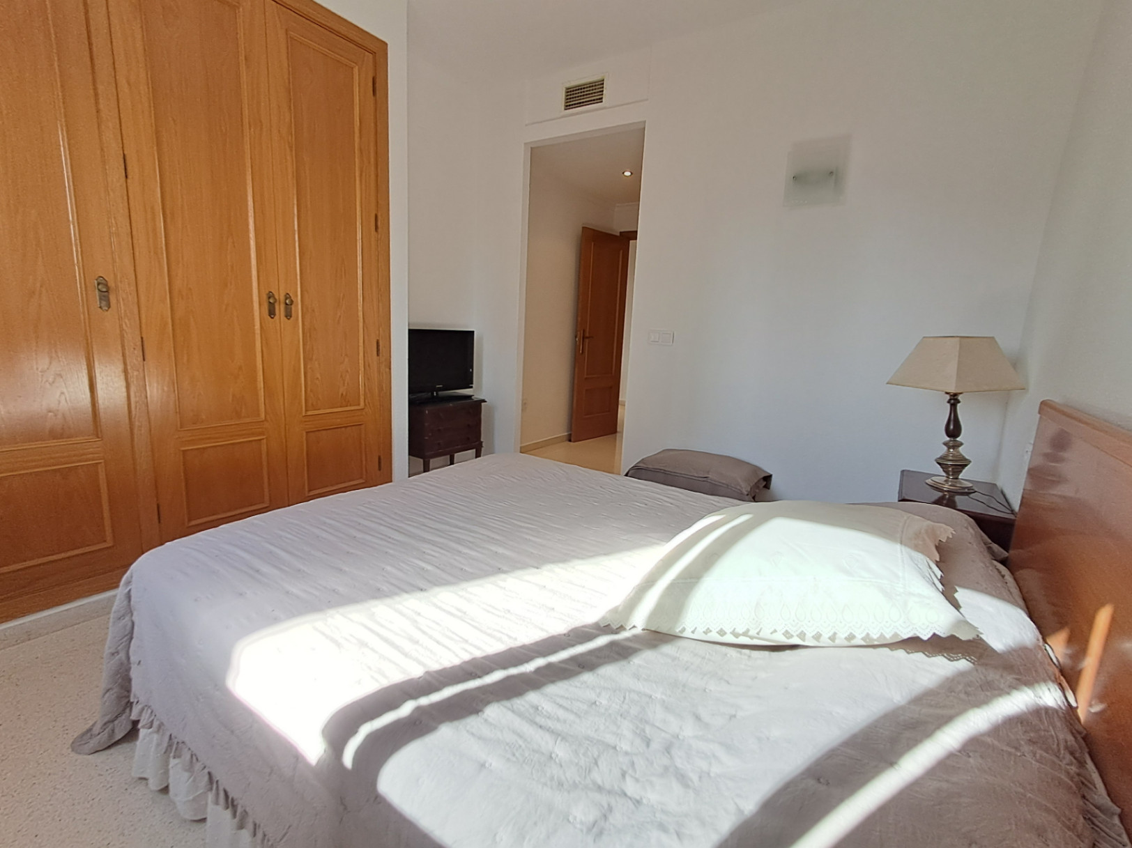 Na sprzedaż apartament z 3 sypialniami i spektakularnym widokiem na plażę Poniente w Benidormie