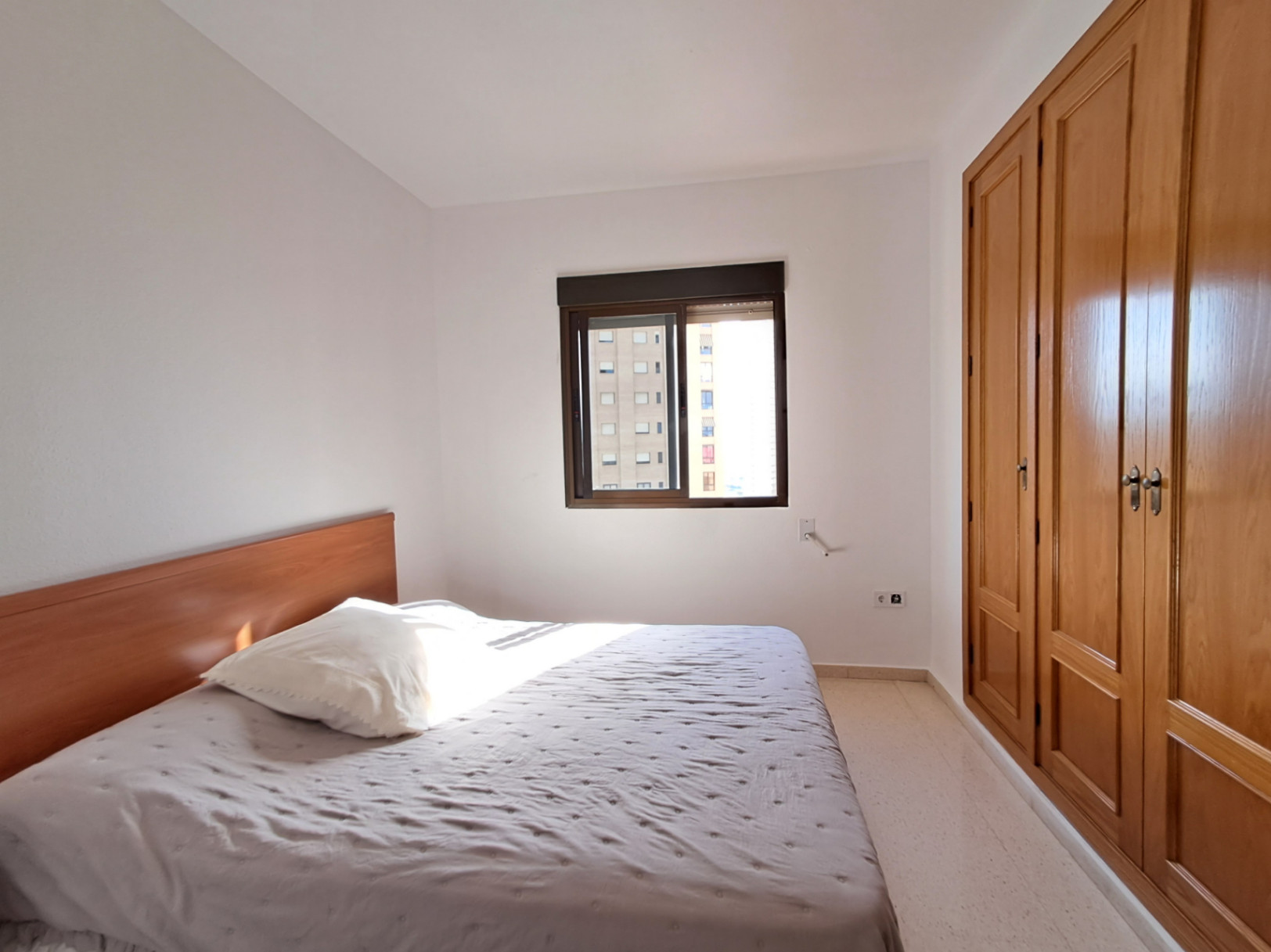 Na sprzedaż apartament z 3 sypialniami i spektakularnym widokiem na plażę Poniente w Benidormie