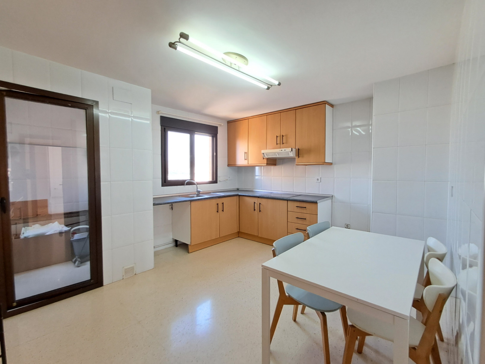 Na sprzedaż apartament z 3 sypialniami i spektakularnym widokiem na plażę Poniente w Benidormie
