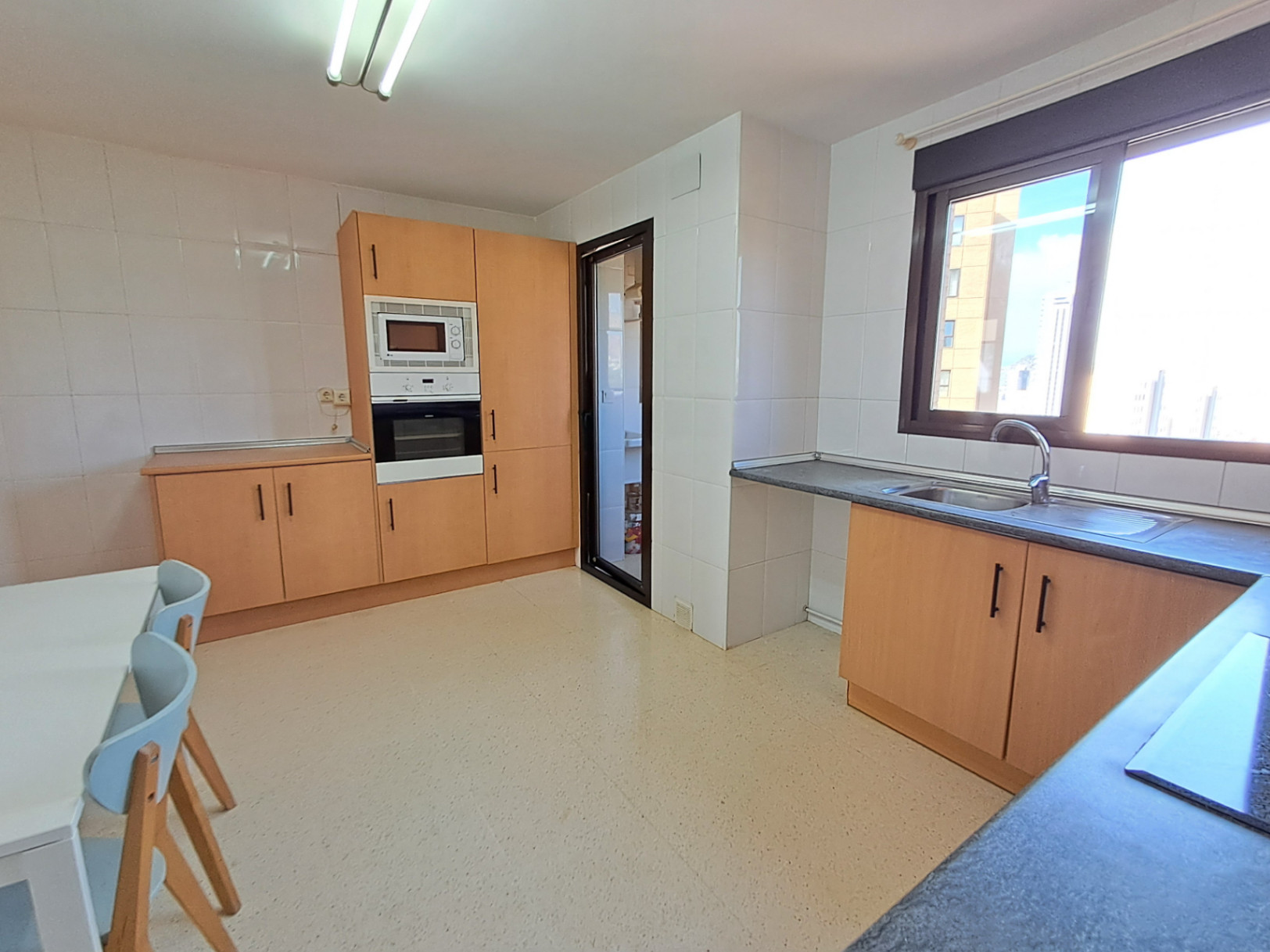 Na sprzedaż apartament z 3 sypialniami i spektakularnym widokiem na plażę Poniente w Benidormie