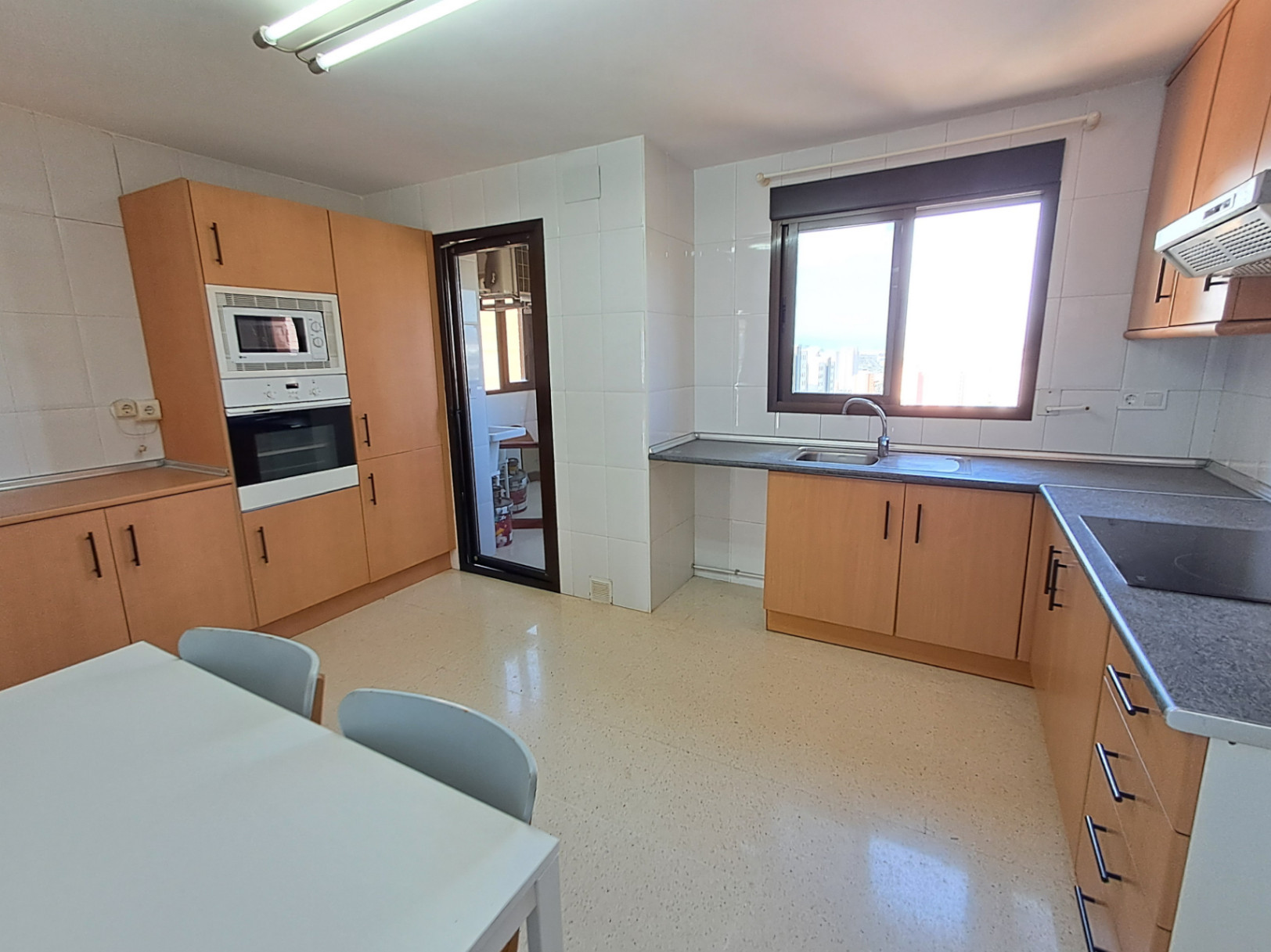 Na sprzedaż apartament z 3 sypialniami i spektakularnym widokiem na plażę Poniente w Benidormie
