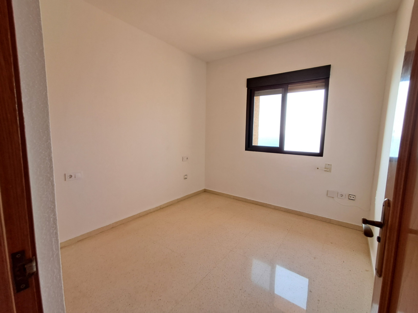 Na sprzedaż apartament z 3 sypialniami i spektakularnym widokiem na plażę Poniente w Benidormie