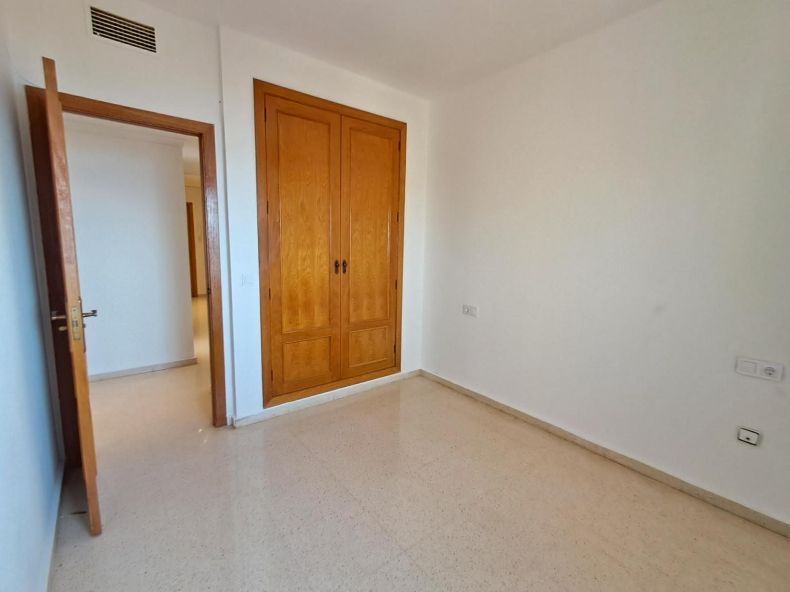 Na sprzedaż apartament z 3 sypialniami i spektakularnym widokiem na plażę Poniente w Benidormie