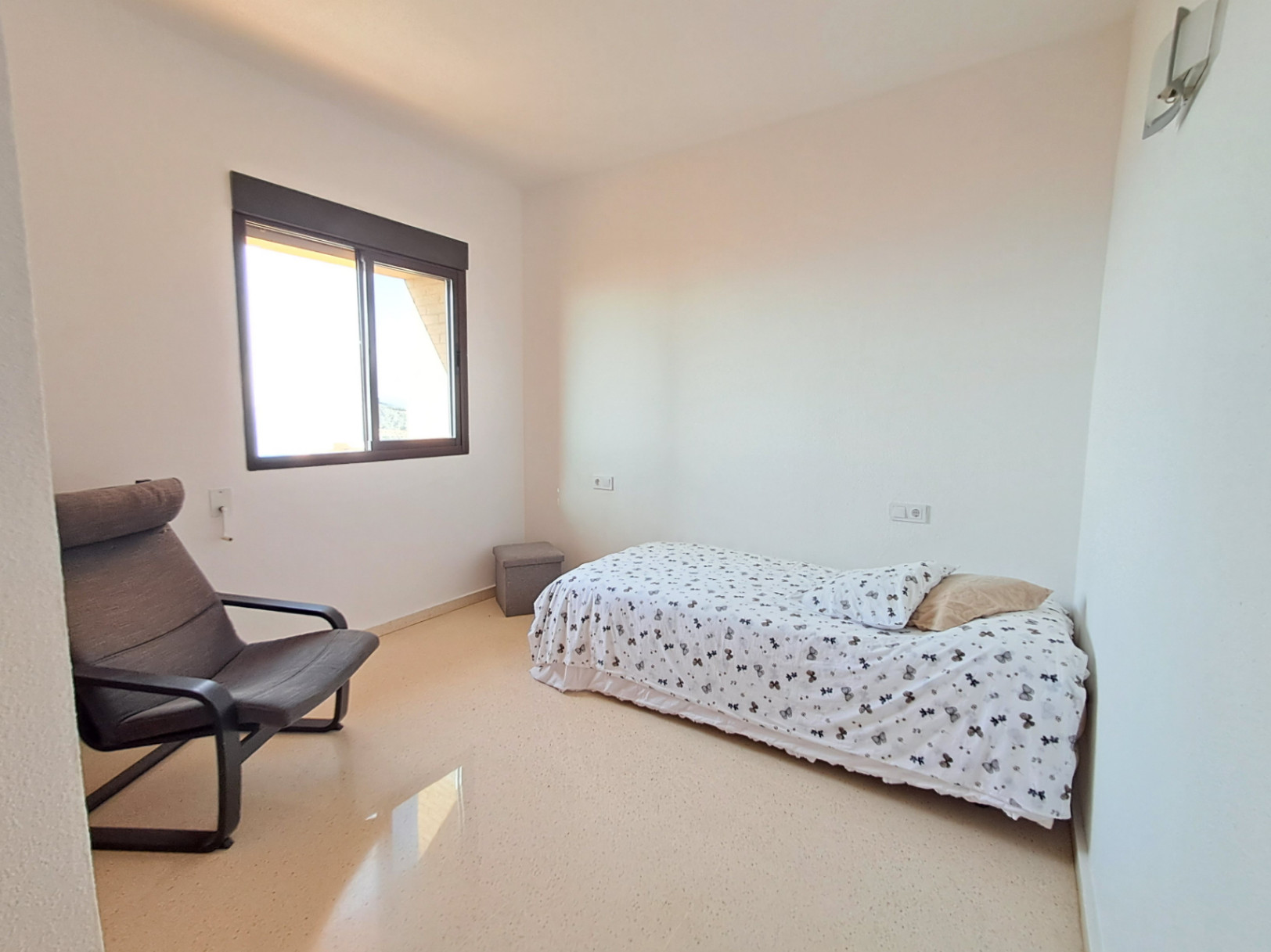 Na sprzedaż apartament z 3 sypialniami i spektakularnym widokiem na plażę Poniente w Benidormie