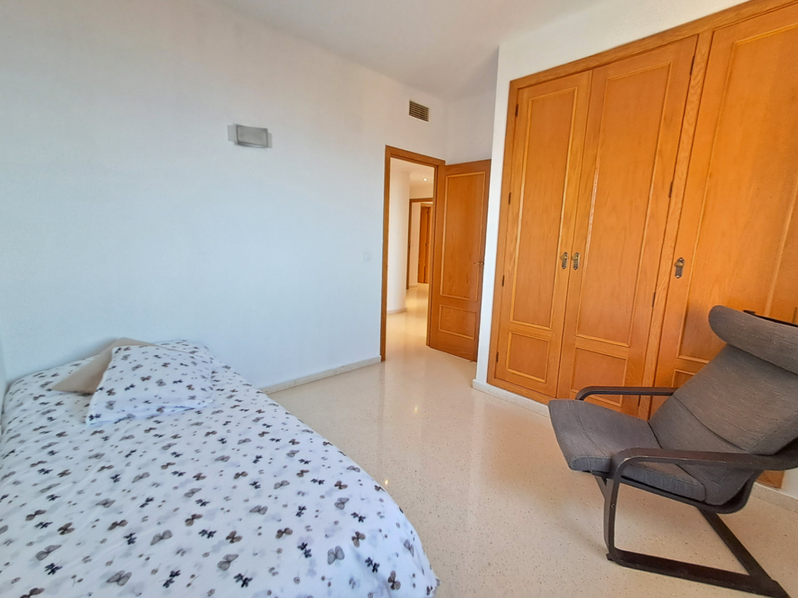 Na sprzedaż apartament z 3 sypialniami i spektakularnym widokiem na plażę Poniente w Benidormie