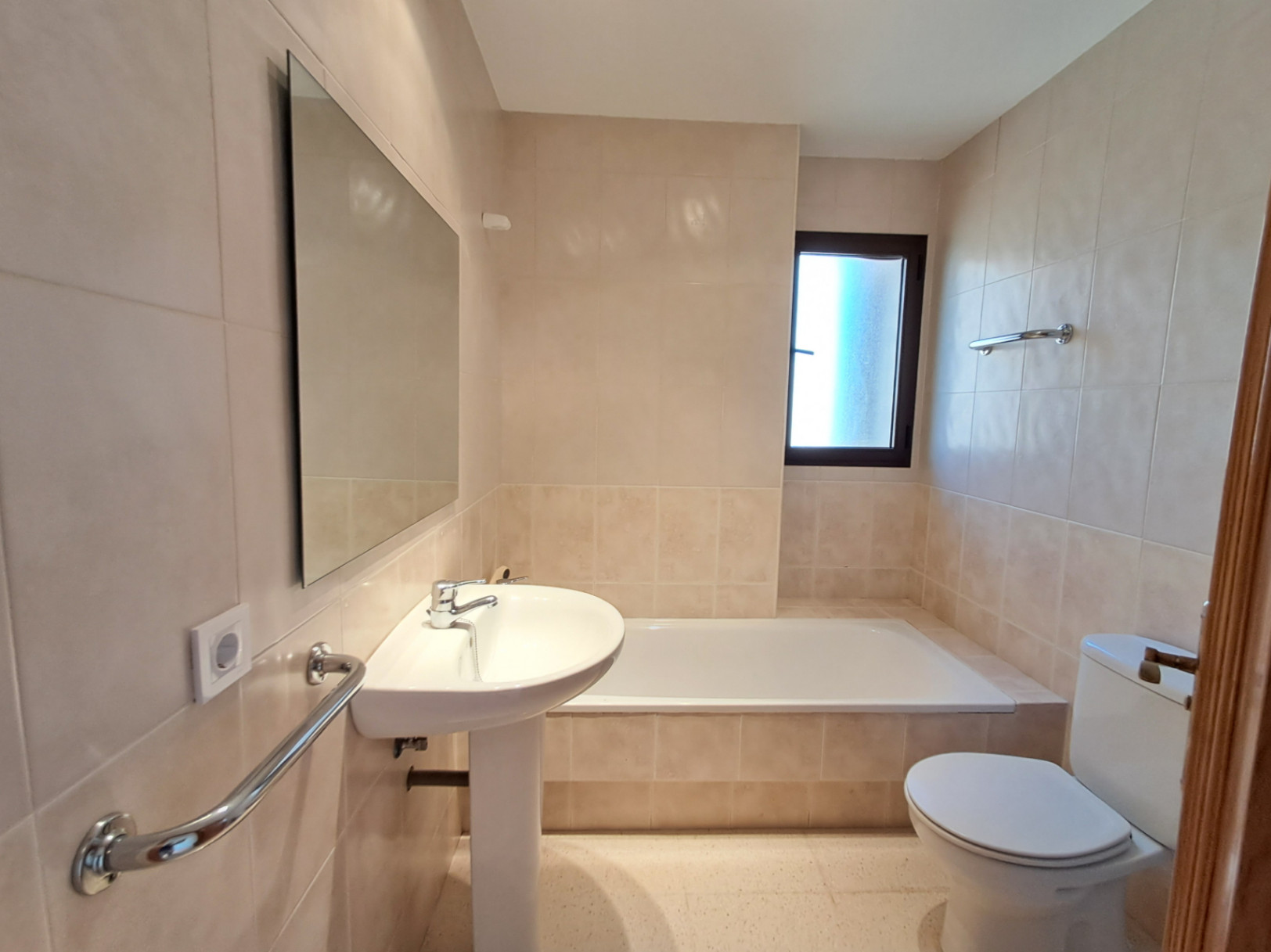 Na sprzedaż apartament z 3 sypialniami i spektakularnym widokiem na plażę Poniente w Benidormie
