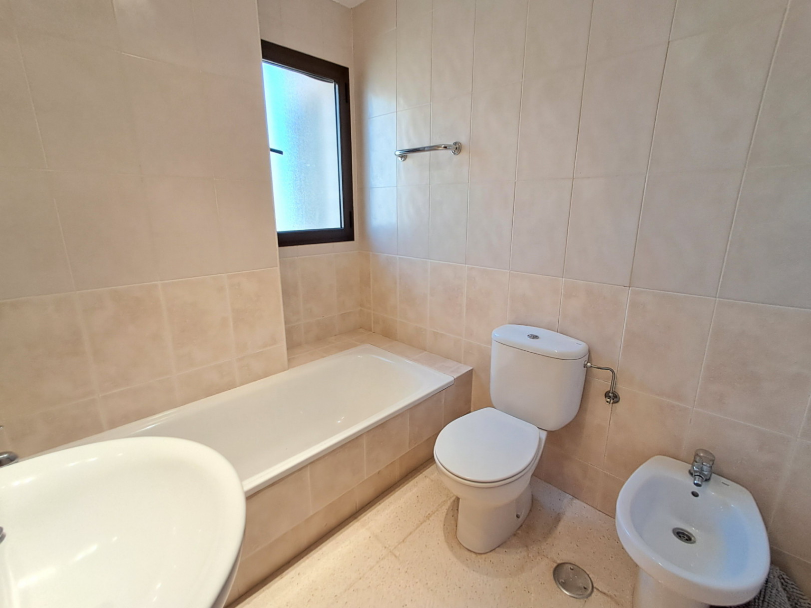 Na sprzedaż apartament z 3 sypialniami i spektakularnym widokiem na plażę Poniente w Benidormie