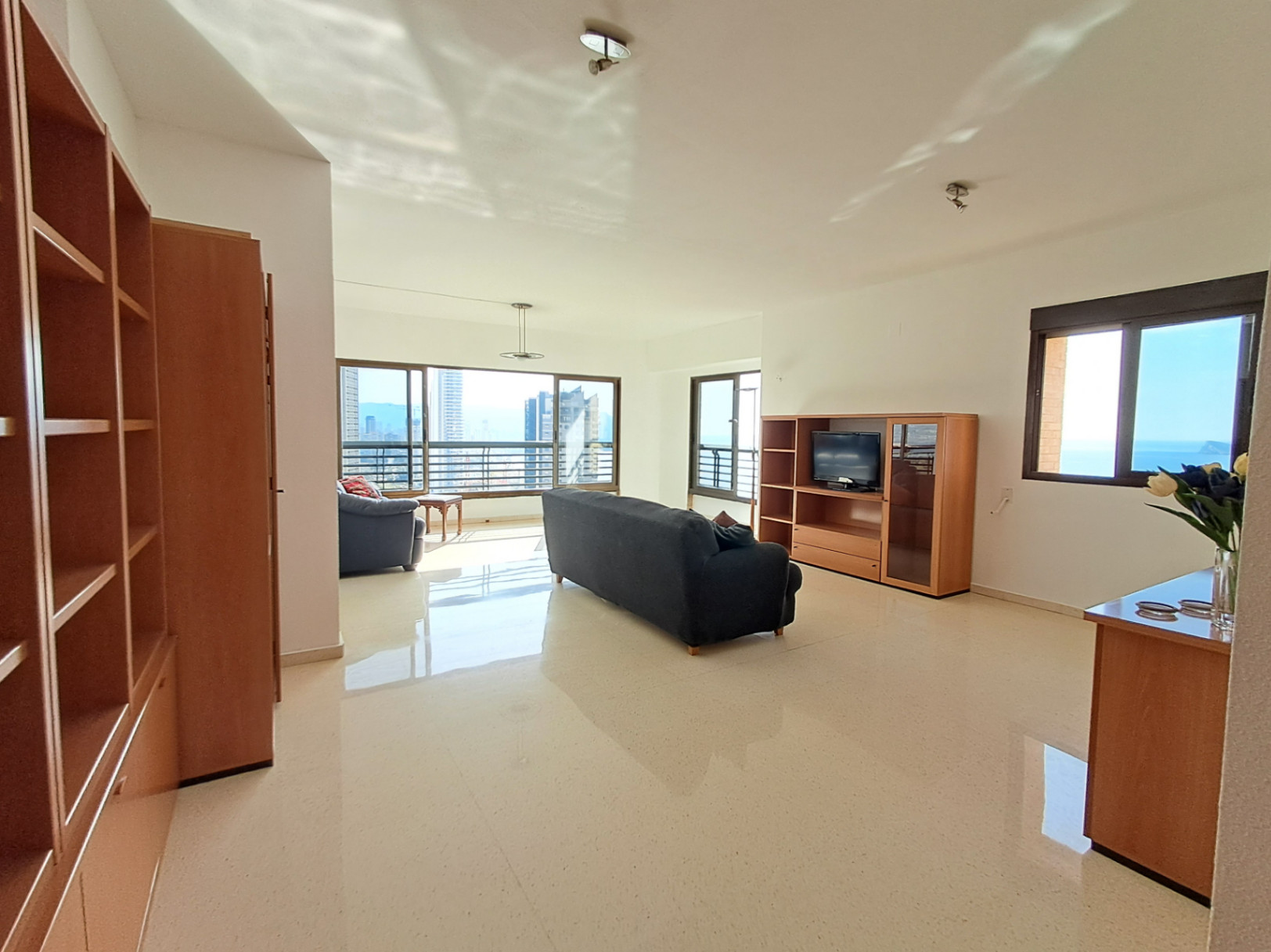 Na sprzedaż apartament z 3 sypialniami i spektakularnym widokiem na plażę Poniente w Benidormie