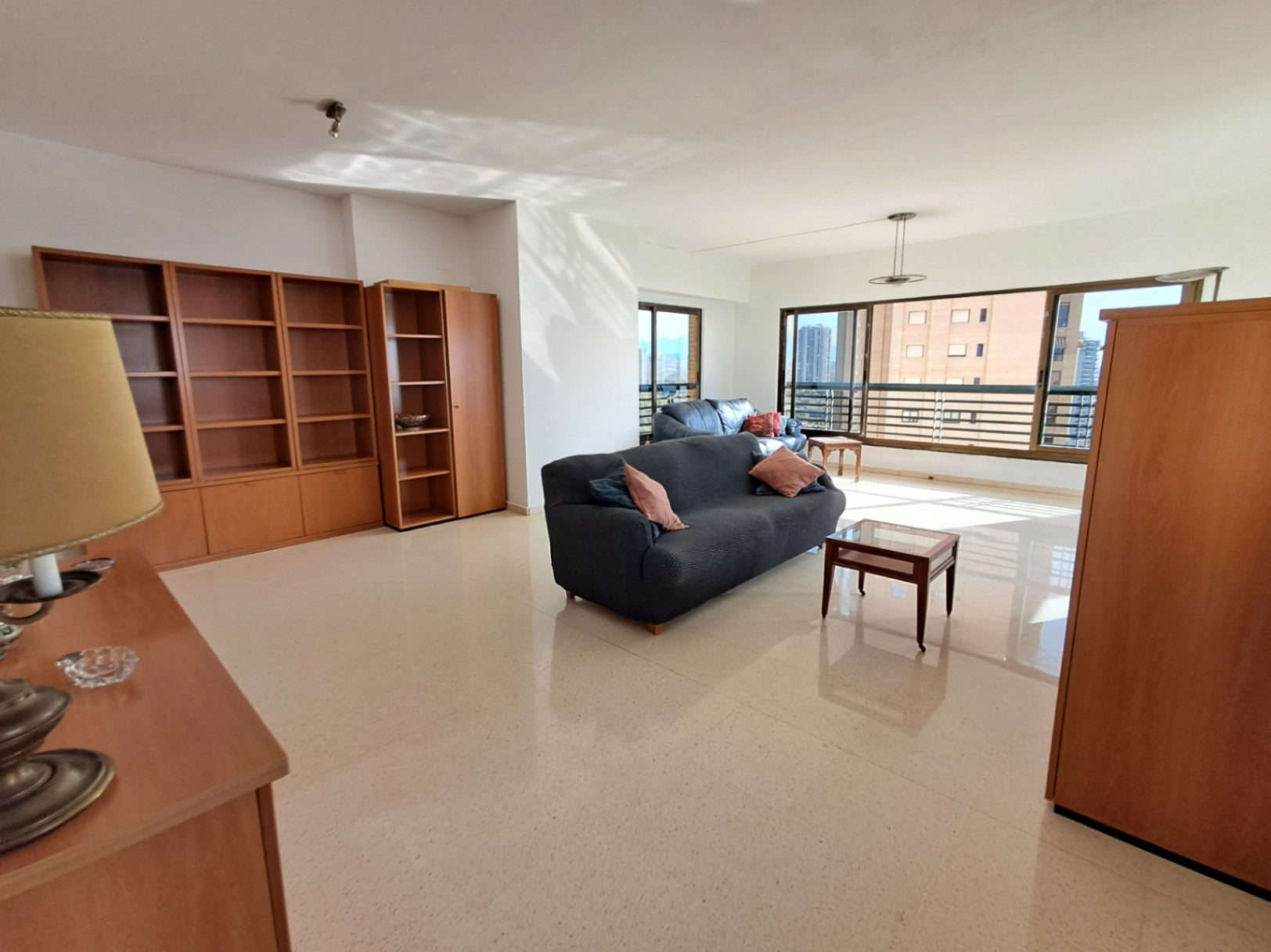 Na sprzedaż apartament z 3 sypialniami i spektakularnym widokiem na plażę Poniente w Benidormie