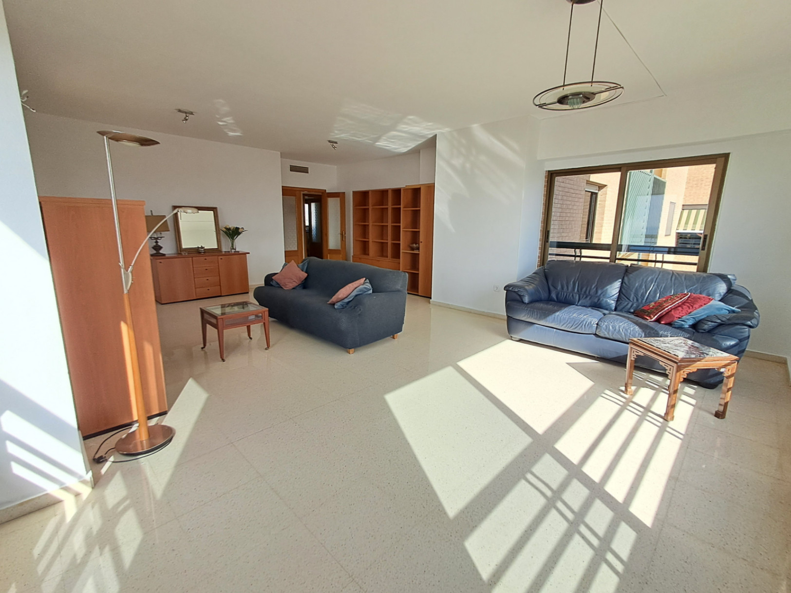 Na sprzedaż apartament z 3 sypialniami i spektakularnym widokiem na plażę Poniente w Benidormie