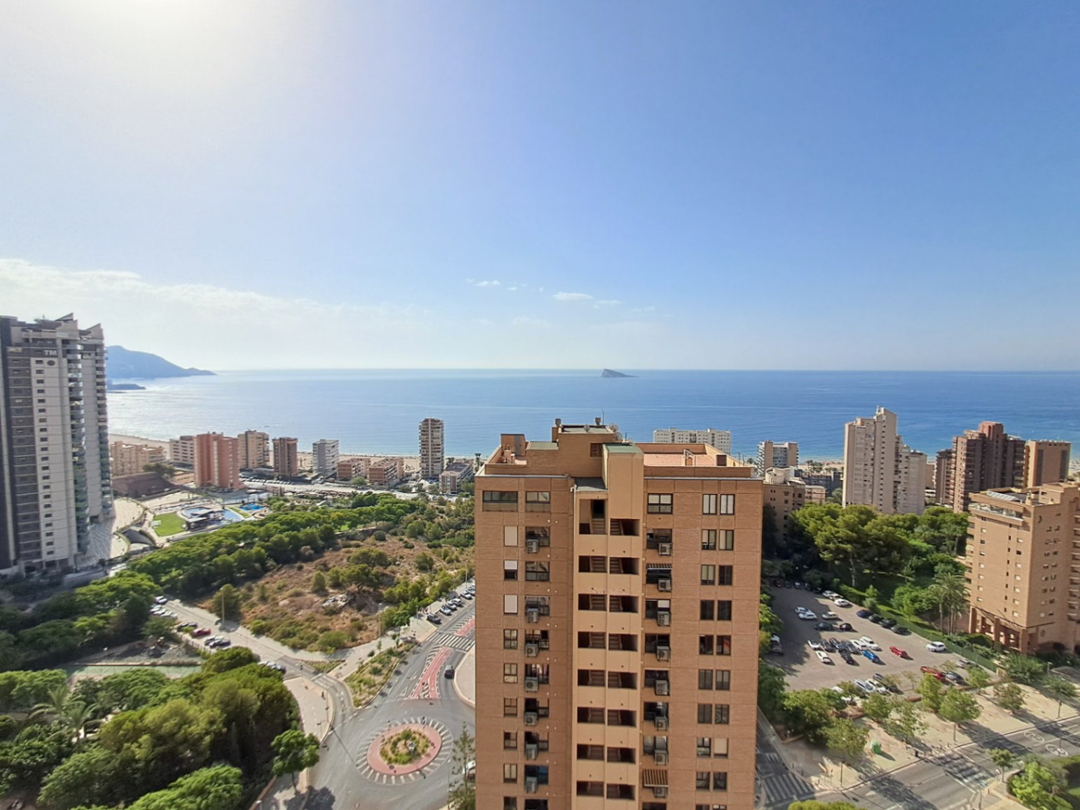 Na sprzedaż apartament z 3 sypialniami i spektakularnym widokiem na plażę Poniente w Benidormie