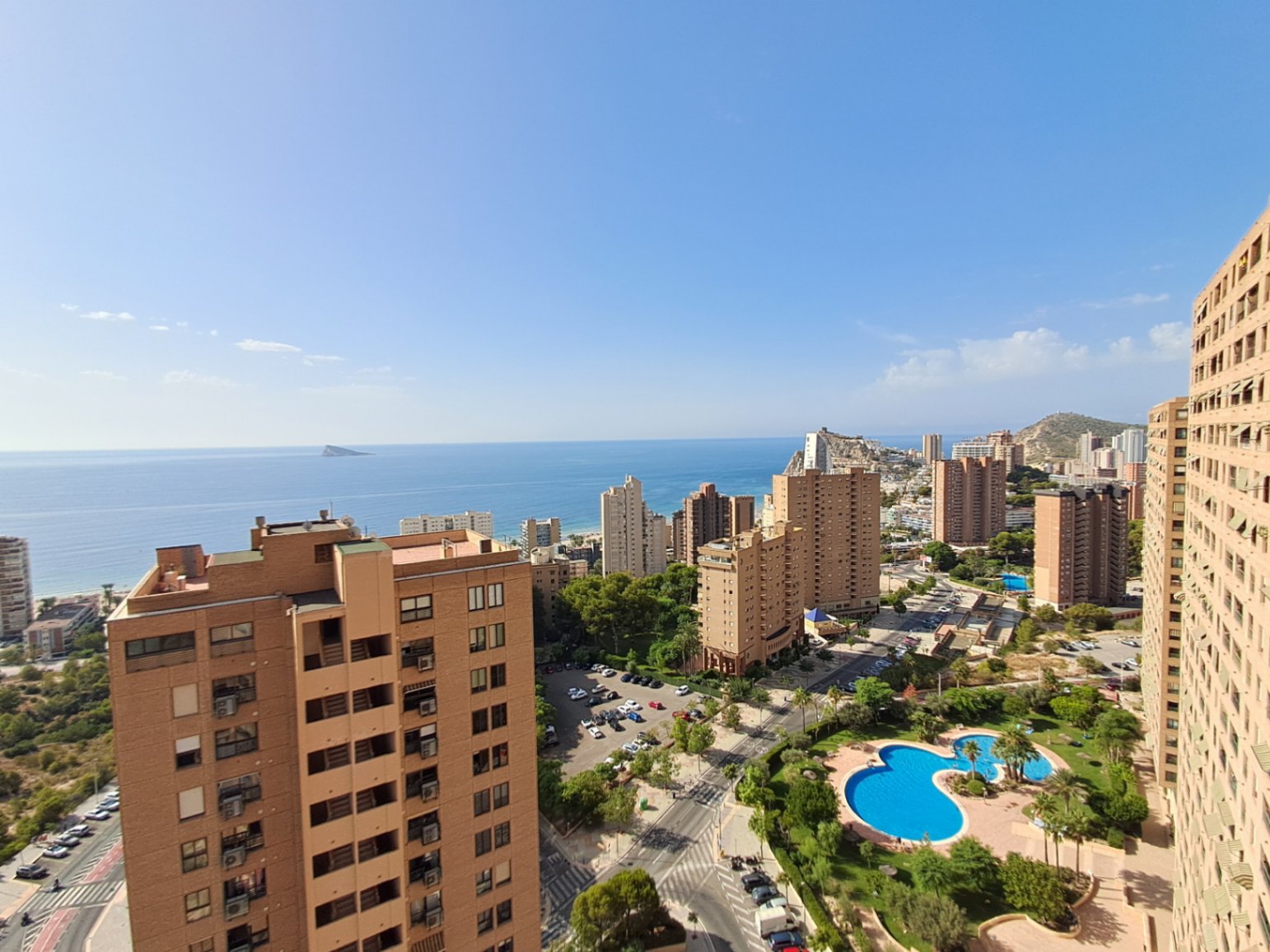 Na sprzedaż apartament z 3 sypialniami i spektakularnym widokiem na plażę Poniente w Benidormie