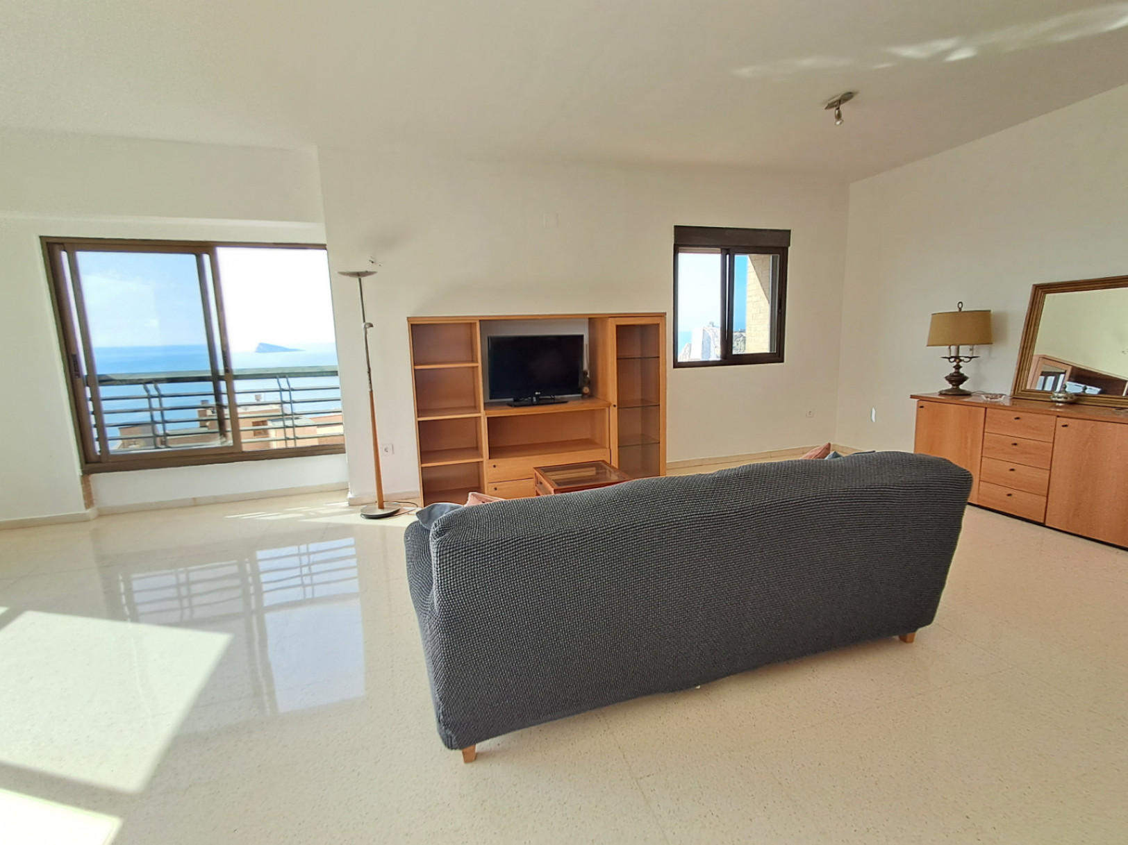 Na sprzedaż apartament z 3 sypialniami i spektakularnym widokiem na plażę Poniente w Benidormie
