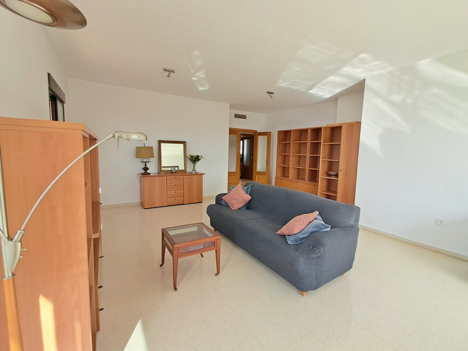 Na sprzedaż apartament z 3 sypialniami i spektakularnym widokiem na plażę Poniente w Benidormie
