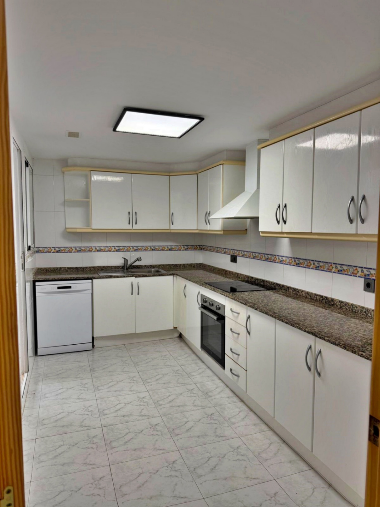 Long-term rental in Jávea Port available now.