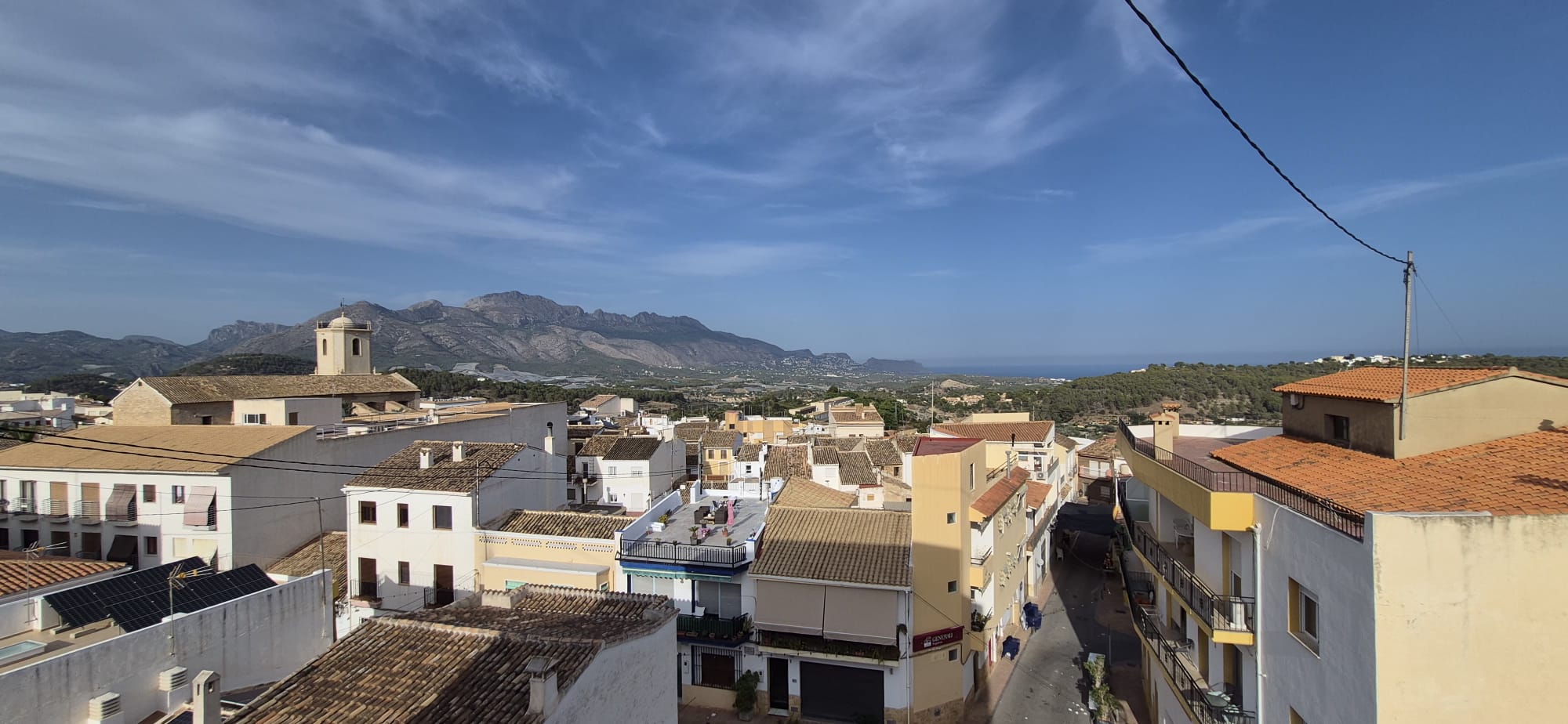 Townhouse in La Nucía Pueblo with 4 bedrooms and a good location.
