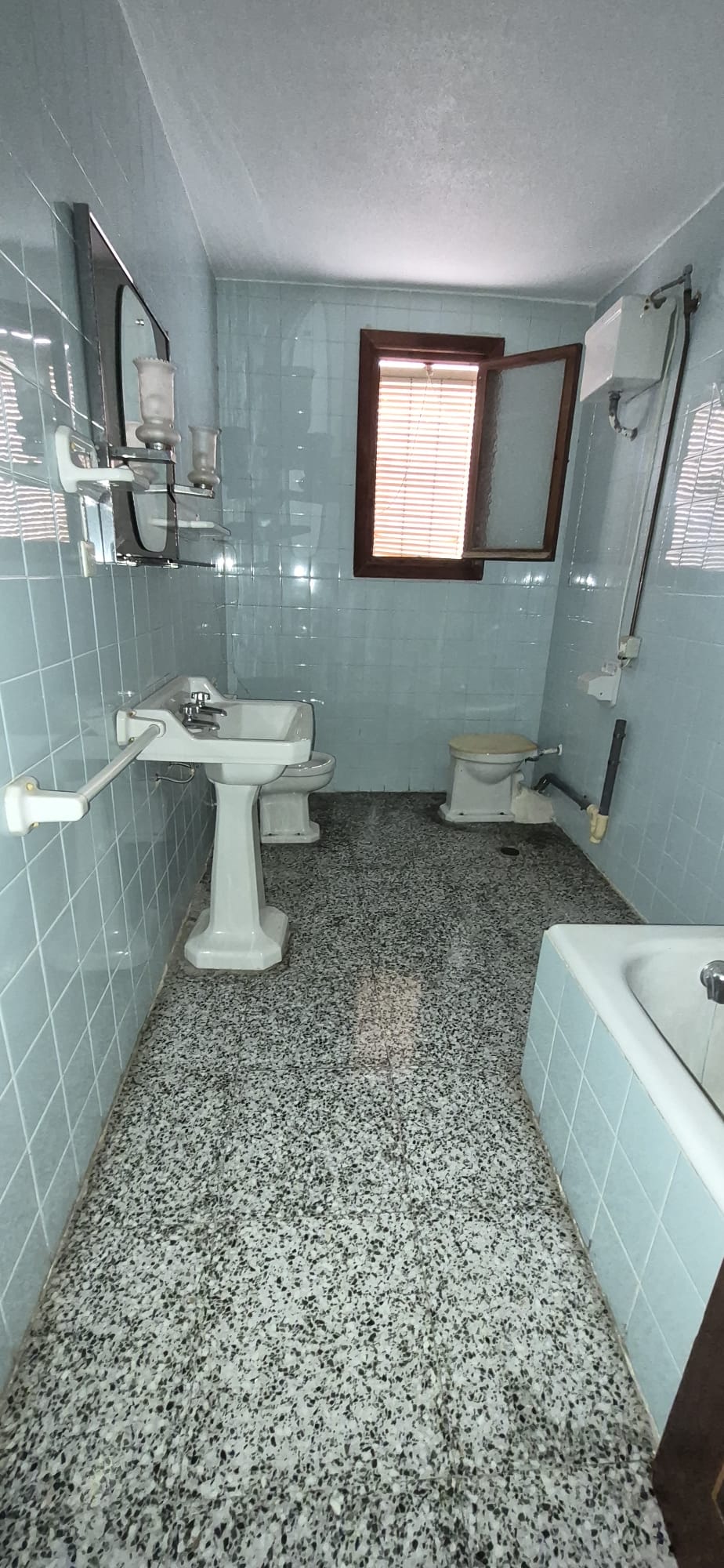 Townhouse in La Nucía Pueblo with 4 bedrooms and a good location.
