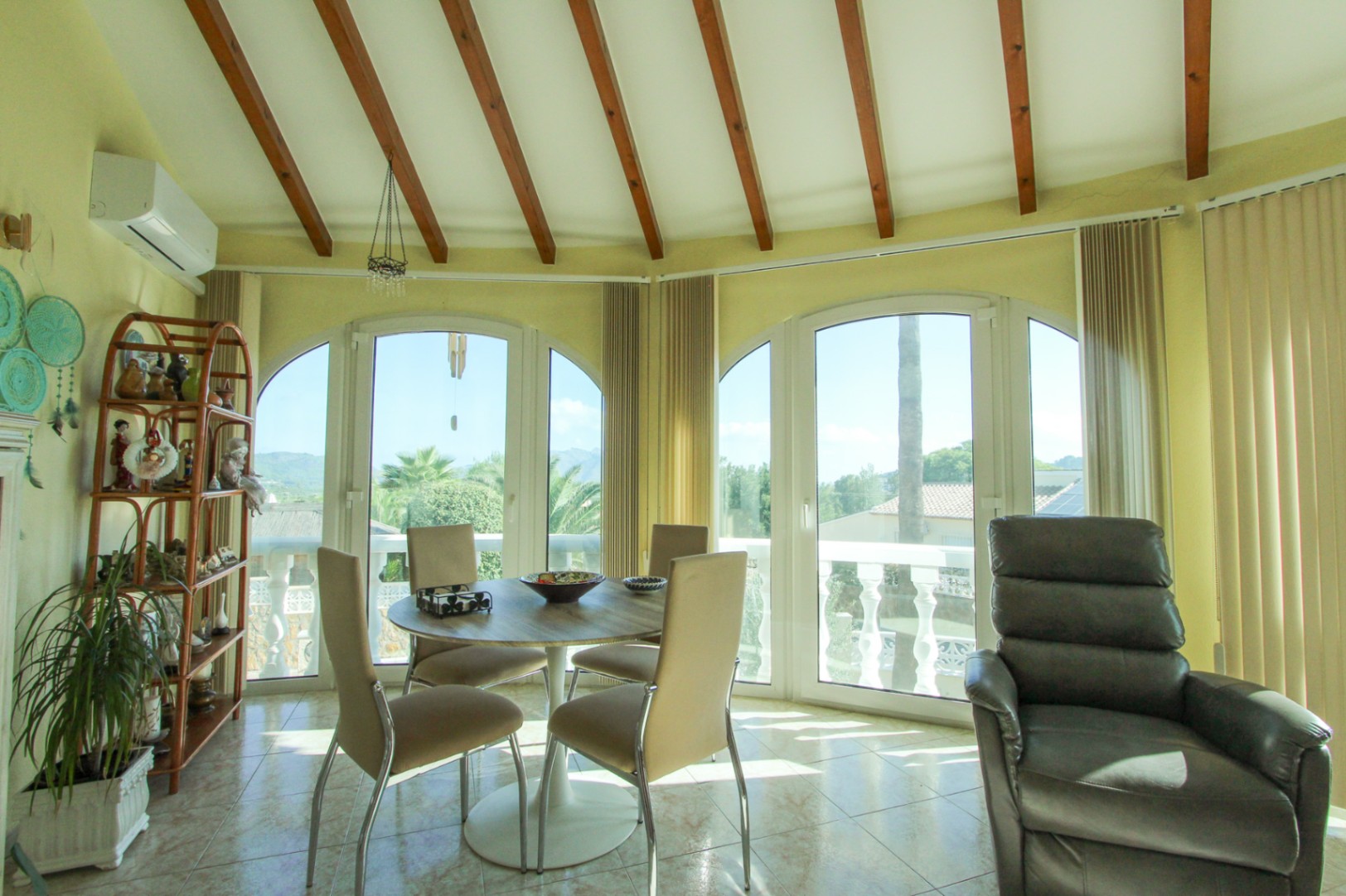 Villa de 4 dormitorios con piscina privada en venta en Orba