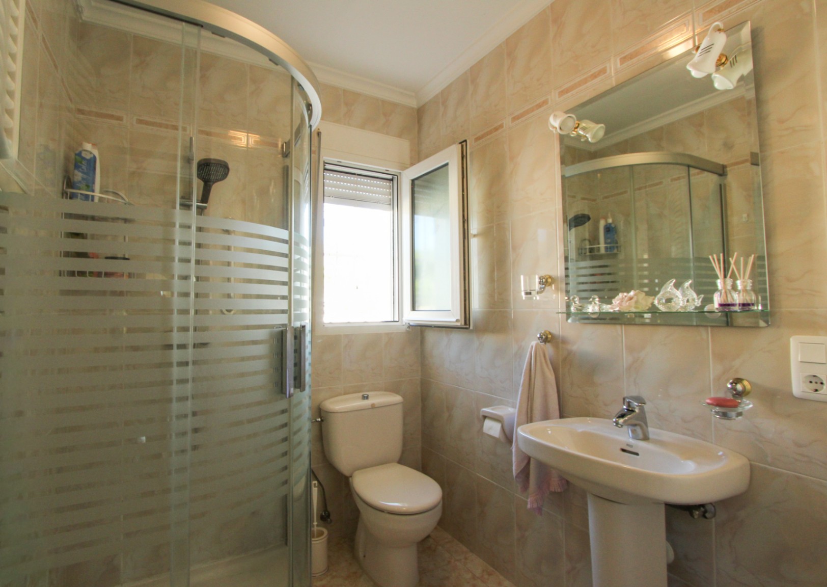 Villa de 4 dormitorios con piscina privada en venta en Orba