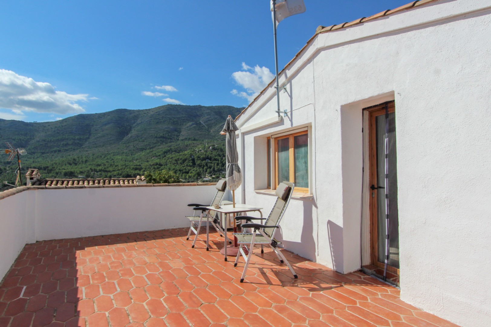 Rustic 4-Bedroom Townhouse with Mountain Views and Terrace