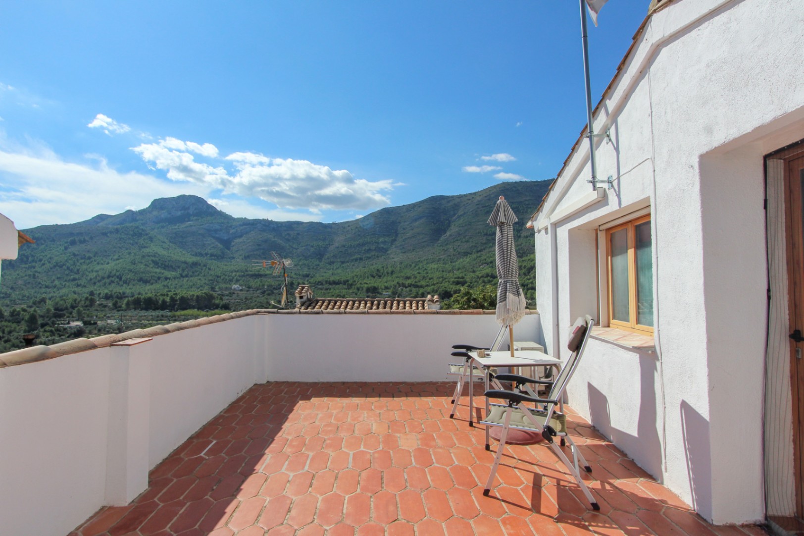 Rustic 4-Bedroom Townhouse with Mountain Views and Terrace